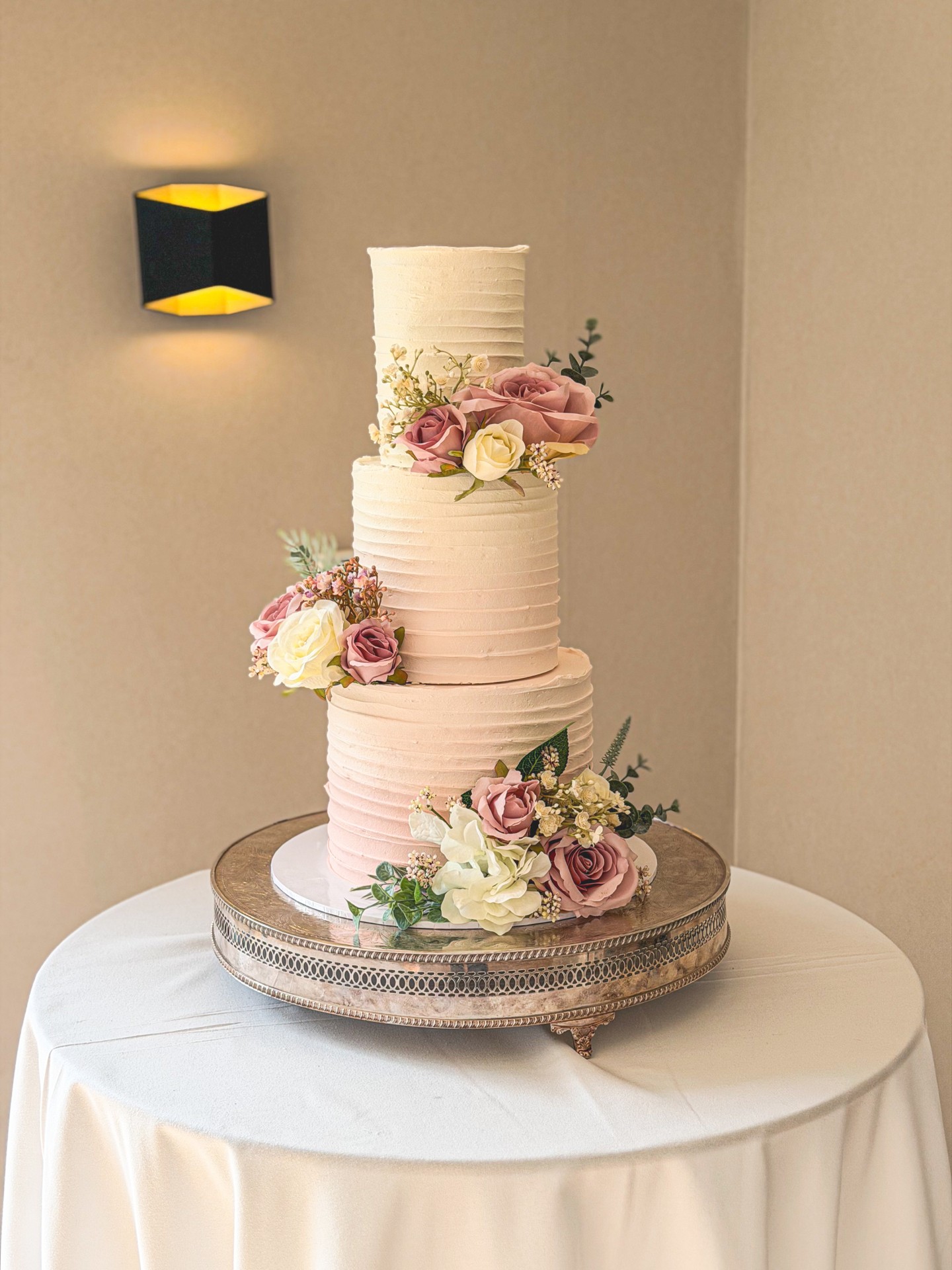 Kelly & Craig’s elegant wedding cake at The Pear Tree 🤍
This three-tier design featured soft textured buttercream with delicate blush tones, finished with beautiful faux florals provided by the couple to tie perfectly into their wedding styling. The muted pinks, creams and greenery created such a romantic, timeless look that complemented the venue beautifully.
One of the lovely things about working with faux florals is that they can be matched exactly to the bridal bouquets and venue décor, bringing everything together seamlessly on the cake table.
Congratulations Kelly & Craig. Thank you for trusting me to create your wedding cake.
If you're planning your wedding and looking for a cake that becomes part of the overall design of your day, I’d love to hear from you.
Explore more wedding cakes:
https://www.kimberlyjaynecakedesign.co.uk/portfolio
#weddingcake
#wiltshirewedding
#thepeartreewedding
#cotswoldswedding
#weddingcakemaker
#weddingcakeinspiration