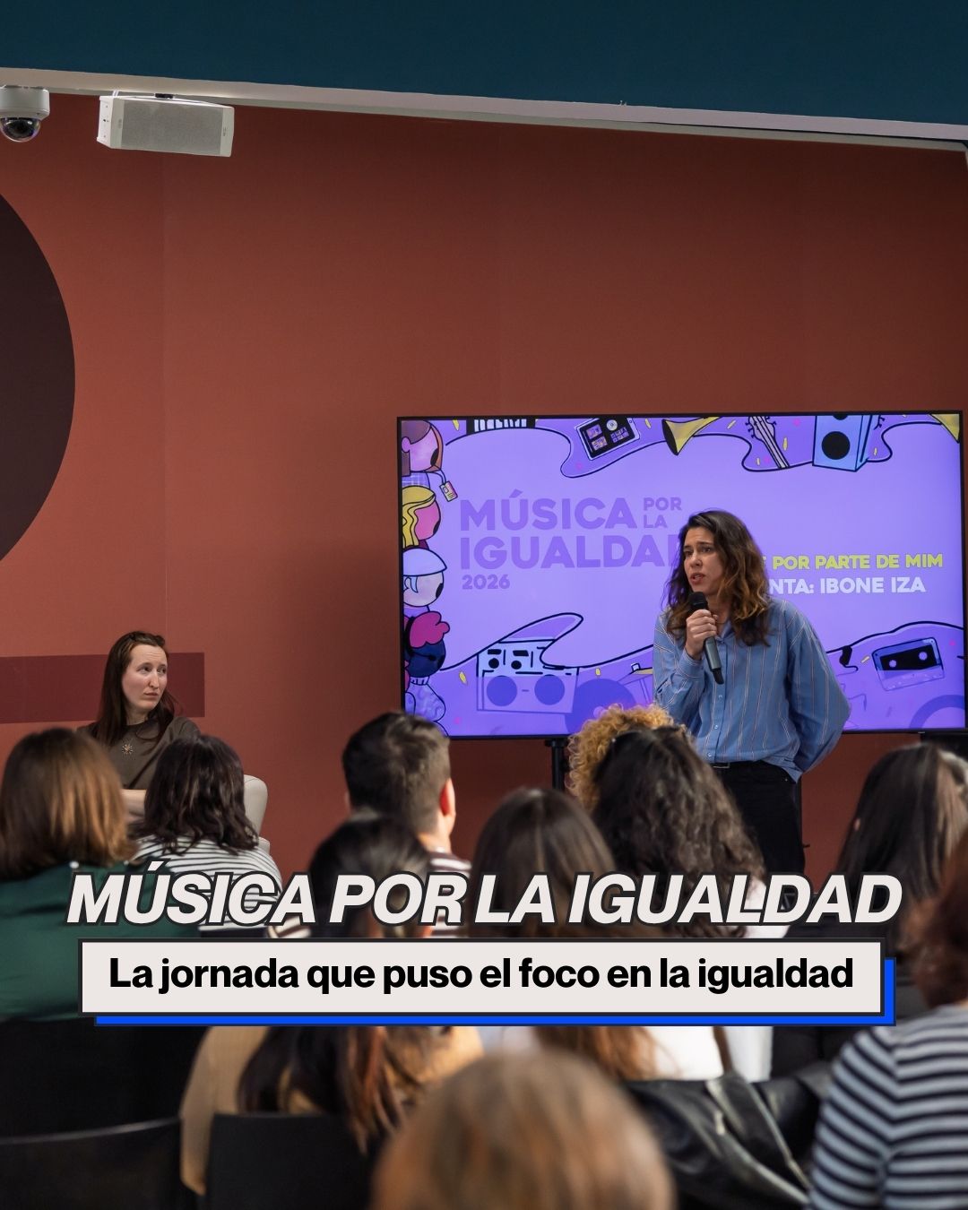 Así se fue la II edición de Música por la Igualdad. Un encuentro que volvió a poner sobre la mesa algunas de las conversaciones más urgentes de la industria musical.
Más de 200 profesionales se reunieron en el Círculo de Bellas Artes para abordar, desde dentro, los retos que atraviesa el sector: la salud mental, la hiperconectividad o la falta de representación en roles técnicos, donde la presencia de mujeres sigue siendo minoritaria.
A lo largo de la jornada, dos mesas de debate reunieron distintas voces de la industria para reflexionar sobre cómo construir un entorno más justo y sostenible. Desde el impacto real del ritmo de trabajo en el bienestar de artistas y equipos, hasta la necesidad de generar referentes y facilitar el acceso a posiciones históricamente invisibilizadas.
Uno de los datos que marcó el cierre: más del 60% de las personas en la industria ha experimentado problemas de salud mental, una cifra que aumenta significativamente cuando se analiza desde una perspectiva de género.
Una jornada que no solo invita a la reflexión, sino que evidencia algo clave: la transformación de la industria pasa, necesariamente, por hacerlo en colectivo.
Gracias a quienes formaron parte de esta jornada y contribuyeron a abrir estas conversaciones. Compartimos algunos momentos de la jornada 📷✨