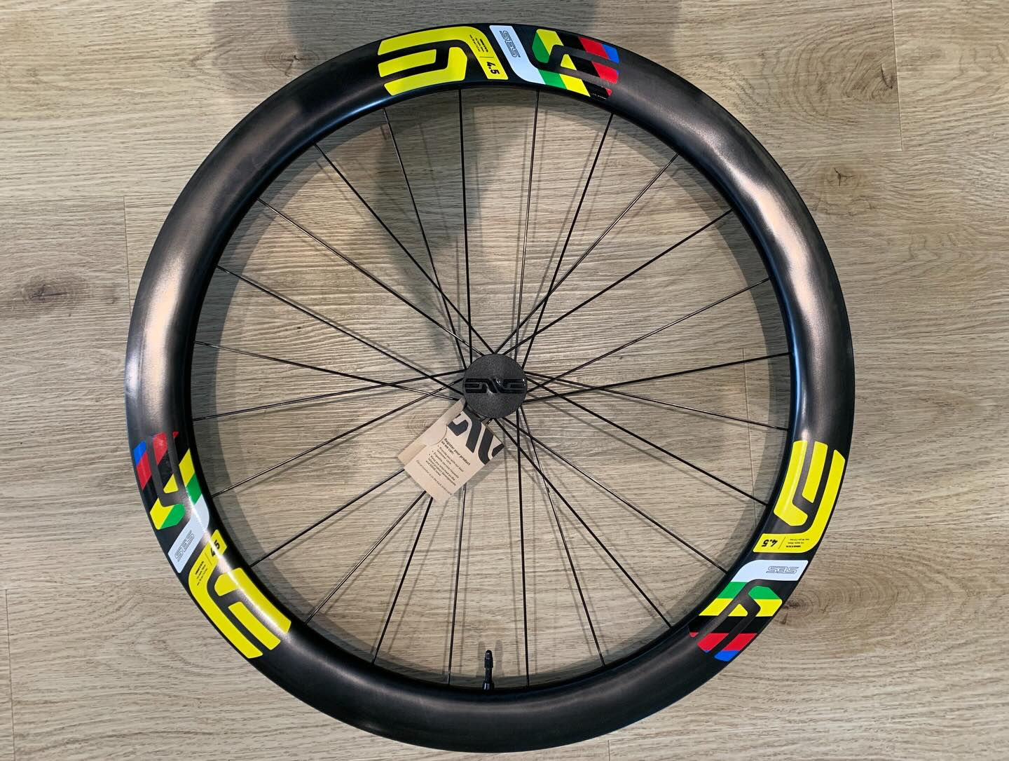 ENVE SES 4.5 Innerdrive TdF Edition.
Also available in Black. Or White 😎
New “pouch bags”, tape and axle protectors are nice.