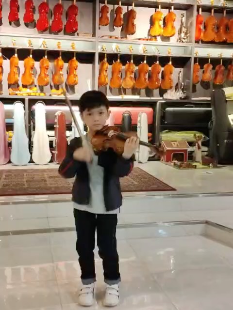 小提·大作
強而有力兒童手作的¼ 🎻
琴雖小,但不阻礙力量與情感的表達🤜🏻
#瑞士木
#兒童演奏系列
#NationalStrings
#Violin
#小提大作