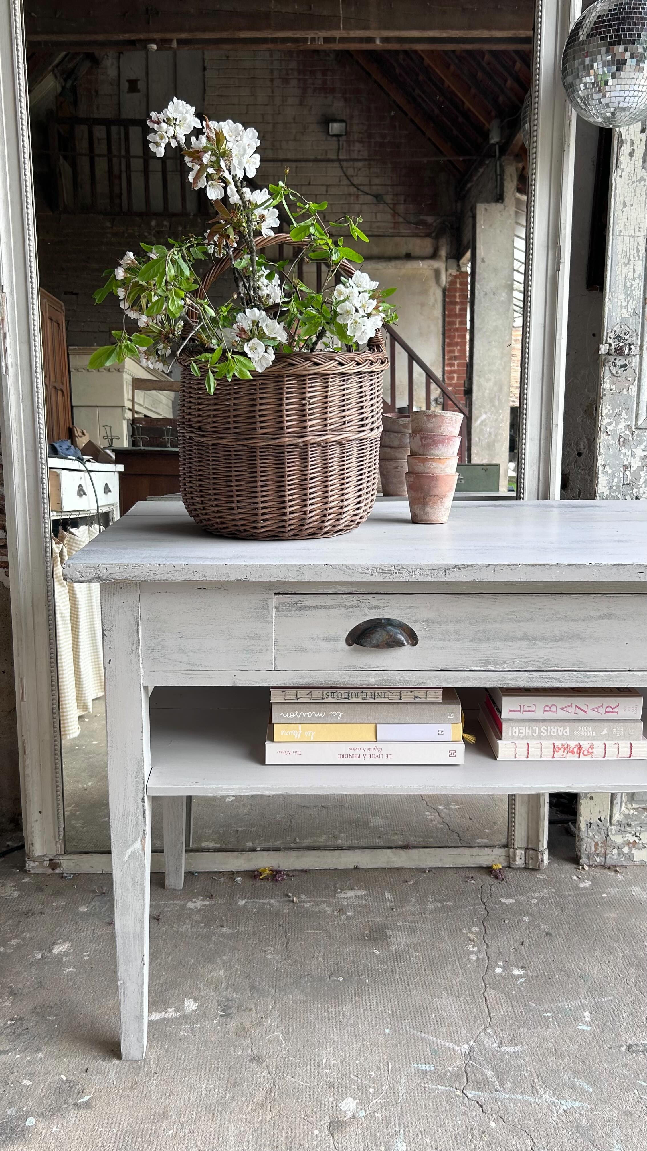 Attention, petit meuble très dangereux…
Parce qu’une fois qu’on commence à lui chercher une place…
on lui en trouve au moins 4 😅🤍
Entrée, cuisine, salle de bain, salon…
Toi, tu lui ferais une place où ?
#brocanteenligne #meubleancien #petitmeuble #meubledappoint #brocante decoancienne maisondecampagne campagnechic charmeancien mobilierancien decoauthentique damepatine