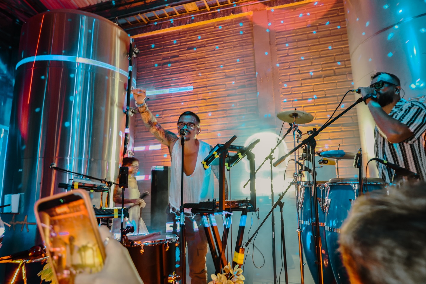 ☀️PUERTA DEL SOL
📌Organiza: @proyecto_utopia_
📌Lee la nota completa en Bloggaleriadearte.com
La noche alcanzó su punto de ebullición cuando Killabeatmaker se apoderó del escenario principal. No fue un DJ set convencional; fue una disección en vivo de nuestras raíces. Con un sonido que viaja desde la mística selvática hasta los bajos más pesados del Global Bass, el show cobró una dimensión espiritual gracias a la voz de Guadalupe.