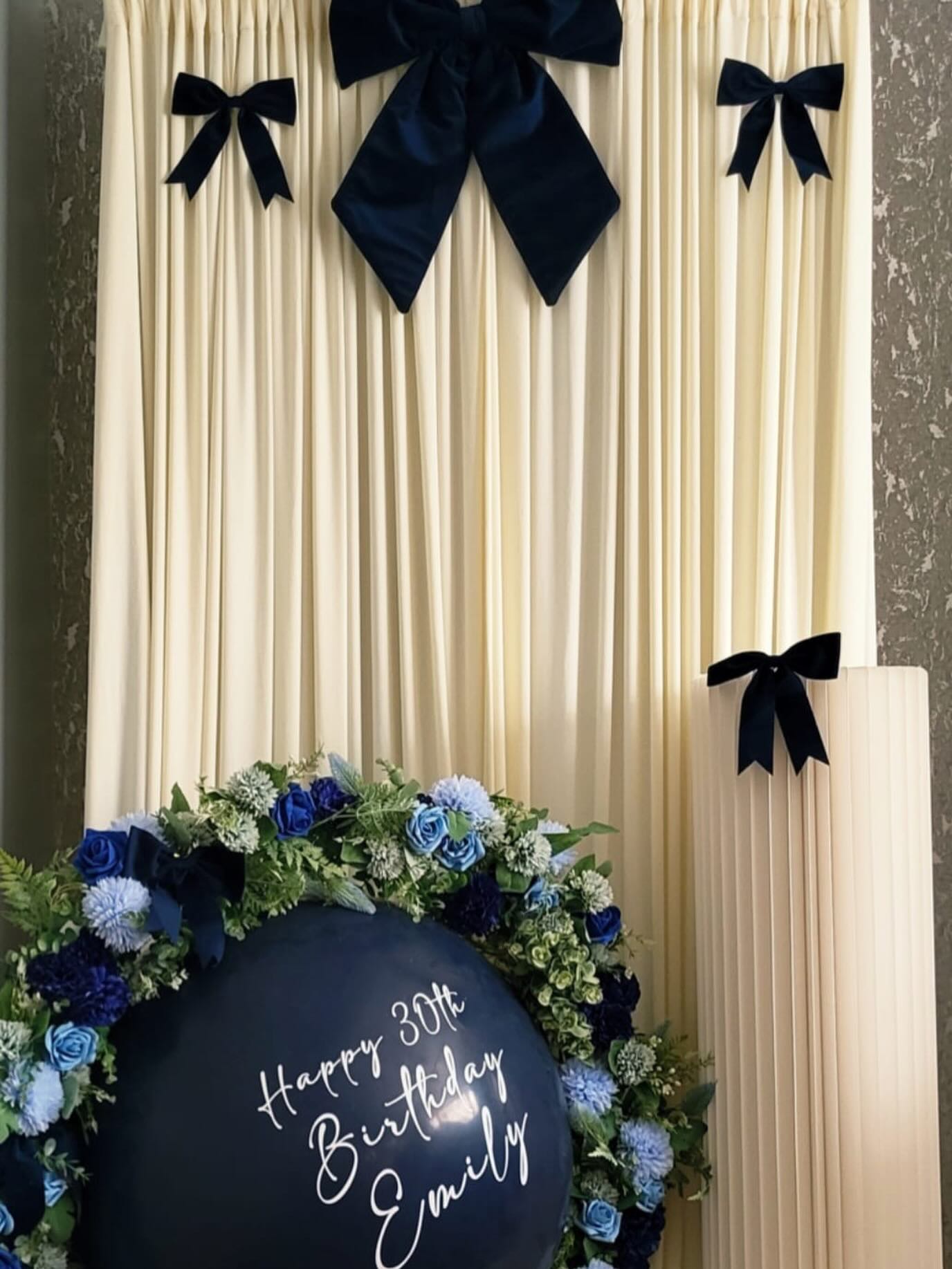 Simply elegant Navy and cream theme 💙🤍
#bow #cream #cakestand #curtainbackdrop