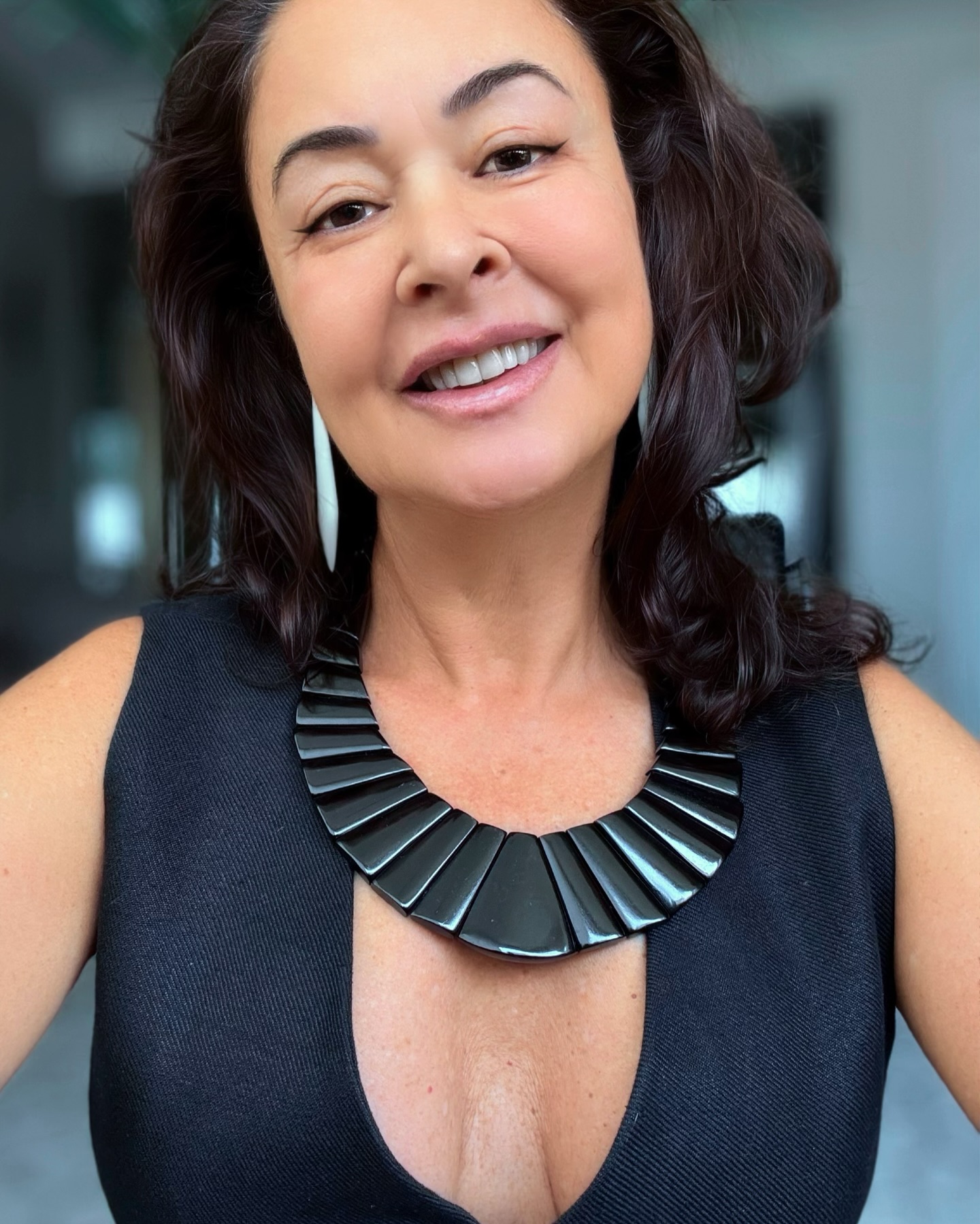 O colar e pulseira pretos são aquele clássico que não pode faltar no seu closet.
Feitas em ossos bovinos e tingidas naturalmente com o corante do carvão, essas peças são obra de arte com forma orgânica e textura única.
Para adquirir as suas peças e conhecer toda a nossa Coleção Osso Bovino, entre no nosso site e aproveite o FRETE GRÁTIS para compra de quaisquer produtos pronta entrega.
Não esqueça de
usar o cupom BEMVINDA10 para desfrutar de desconto na sua primeira compra.
#luxosustentavel
#elegancianatural
#biojoiasexclusivas