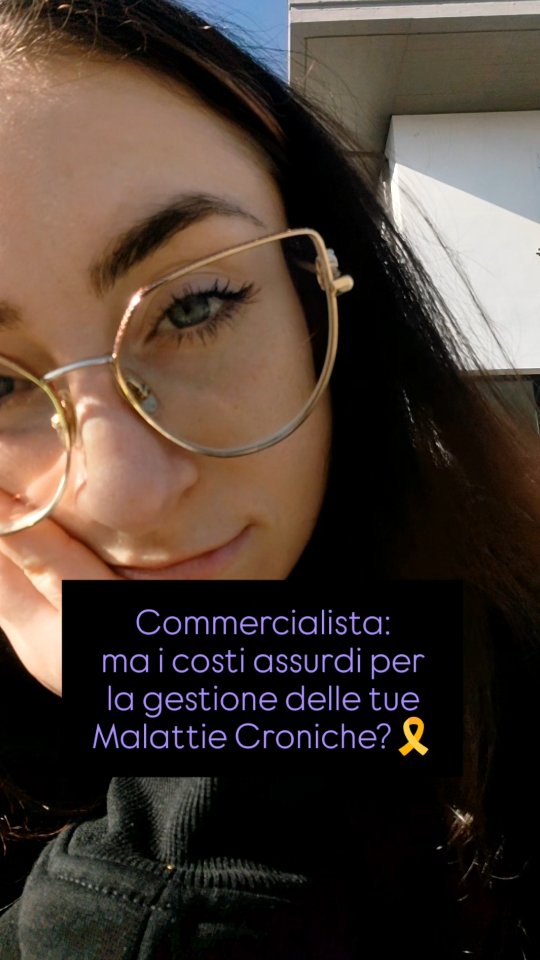 🤕𝟗.𝟓𝟕𝟗 € 𝐚𝐥𝐥’𝐚𝐧𝐧𝐨.
No.
Non è il costo dell’endometriosi.
È il costo di non essere ascoltata in tempo.
Perché se aspetti 7–10 (io 16) anni per una diagnosi non stai solo aspettando.
Stai peggiorando.
Stai pagando.
Stai perdendo pezzi.
Di corpo.
Di lavoro.
Di vita.
🫠E quindi sì, essere malati è un costo.
Perché il sistema lo rende costoso sotto ogni sfaccettatura.
Tra l'altro dentro quei 9.579 € ci sono:
- visite
- farmaci
- interventi
Ma non ci mettono davvero:
💸 gli integratori da 50 euro ciascuno o i preparati galenici da 300 euro che devi farti fare su misura
💸 le visite private perché nel pubblico puoi m0r1re aspettando una visita
💸 la fisioterapia, l'osteopata, il trainer specializzato, la nutrizione, il neurologo, la reumatologa, il fisiatra....mmmh “servirebbero” ma devi arrangiarti con ciò che puoi fare con i soldi rimasti
💸 la terapia psicologica sarebbe necessaria perché vivere così ti cambia la testa, la vita... Ma mica anche qui se ce la fai, paghi e vai.
💸I viaggi per farti visitare dai migliori medici del mondo che però poi ti congedano pure in 5 minuti.
📉 E poi parliamo dei 6.298 € di lavoro perso.
Tradotto: oltre 5 giorni al mese in cui il tuo corpo decide per te.
E poi ti chiedono: “ma non puoi resistere?” Wtf
🙃E sai la parte più violenta?
Che spesso neanche ti scrivono tutto.
Neanche ti danno tutte le diagnosi.
Perché alcune cose:
- vengono minimizzate
- vengono evitate
- vengono lasciate a metà
Tipo la Fibromialgia o la Sindrome di Alcock.
Che esistono… ma sulla carta quasi no.
E quindi tu resti sospesa.
Senza nome.
Senza tutele.
Senza supporto.
🥹Il 14% delle donne con Endometriosi è costretta a ridurre a "part-time" il lavoro e il 14% lo lascia.
Non perché vuole.
Perché non viene messa nelle condizioni di restare.
Quindi no, fermiamoci un attimo.
Non sei tu che costi troppo.
Non sei tu che sei “difficile da gestire”.
Non sei tu che non stai facendo abbastanza.
💔 Siamo dentro un sistema che arriva tardi, male... e poi ti lascia anche sola a pagare il conto.
Io non sono una media.
E se stai leggendo questo… probabilmente nemmeno tu.
Tu quanti soldi hai speso solo per farti credere? Io ho decisamente s