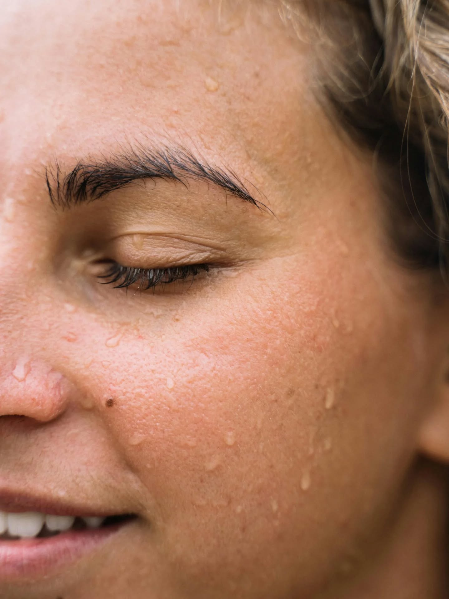 Atelier "Stimuler le nerf vague pour réduire le stress"
L'eau froide qui apaise !
L’exposition au froid, lorsqu’elle est pratiquée de manière progressive et consciente, offre de nombreux bienfaits pour le corps et l’esprit. Elle stimule la circulation, renforce le système immunitaire et favorise une sensation de vitalité. Mais ses effets vont encore plus loin, en agissant directement sur notre système nerveux.
En mettant le visage en contact avec de l’eau froide, le corps active ce que l’on appelle le réflexe d’immersion : un mécanisme naturel qui ralentit le rythme cardiaque et invite à un retour au calme. Ce réflexe est étroitement lié au nerf vague, un acteur clé de la régulation du stress.
En stimulant le nerf vague, le froid aide à activer le système parasympathique, celui du repos et de la récupération. Résultat : une diminution du stress, un apaisement du mental et une meilleure capacité à revenir à un état d’équilibre.
Ainsi, au-delà du simple inconfort qu’il peut provoquer, le froid devient un véritable outil pour renforcer sa résilience, se recentrer et retrouver un état de calme intérieur. Un grand bravo aux participant(e)s des ateliers consacrés au nerf vague pour leur motivation durant les exercices.
Un nouvel atelier "nerf vague" est prévu le samedi 6 juin prochain. Plus d'infos prochainement !
#respiration
#froid
#gestiondustress
#BienEtre
#nerfvague
ploemeur
lorient