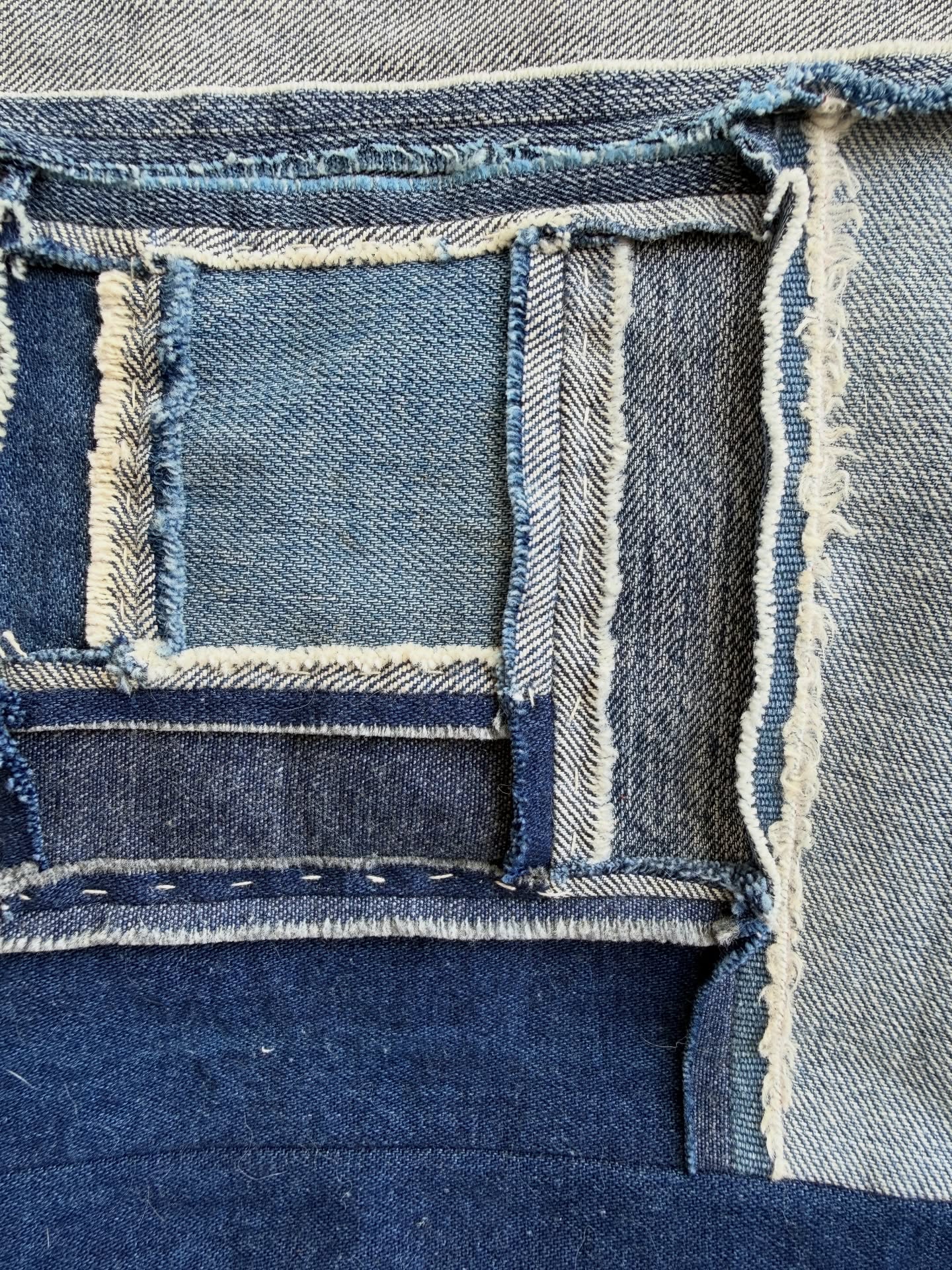 So this is going ok. I mean I just started, but I wasn’t even sure I wanted to hand quilt this denim log cabin quilt. I’ve never hand quilted a whole quilt before, just added some hand stitching here or there.
To be clear, when I say it’s going ok, I definitely don’t mean I’m doing a good job 😂. My stitches are all different lengths and some are going askew and don’t even ask what the back of the quilt looks like.
Which is totally fine with me. You have to start somewhere, and I’m not interested in perfect stitches. Right now I’m just getting used to it, getting used to the rhythm, seeing if my needle works for me, testing thread.
And I’m going super slow. I don’t have a deadline, I’m not entering this quilt in a show, I’m not planning to gift or sell it. I’m just… quilting.