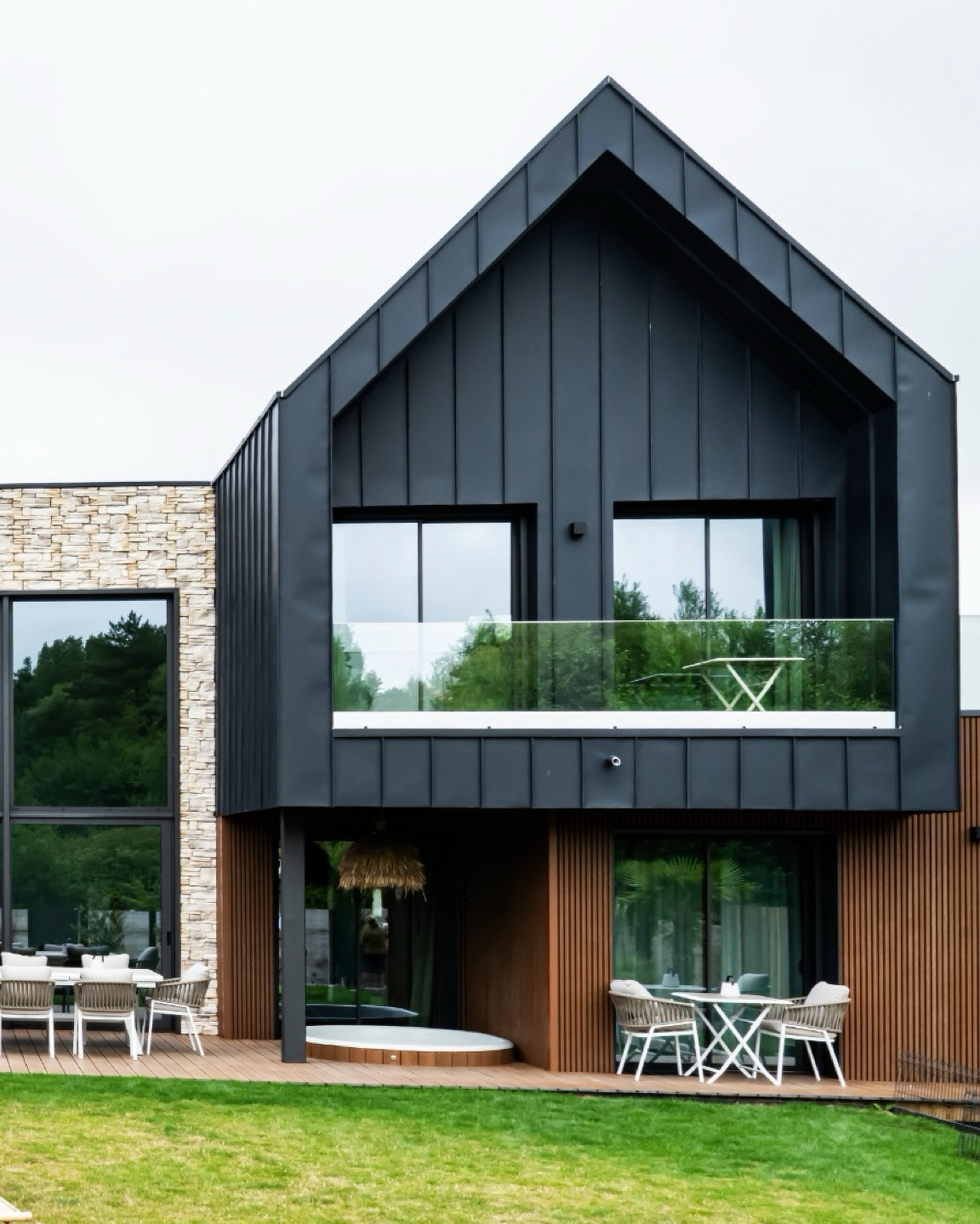 🌿✨ Deux villas écoresponsables au cœur de la nature ✨🌿
Imaginées à partir de 14 containers maritimes réutilisés, ces villas offrent une nouvelle vision de l’habitat durable 🌍
Nichées dans un environnement préservé, elles bénéficient d’une vue imprenable sur un espace boisé et une rivière, pour une immersion totale en pleine nature 🍃💧
Chaque villa propose :
🛏️ Trois suites spacieuses
🍽️ Une grande cuisine ouverte
🛋️ Un salon en double hauteur
Au centre, un espace commun pensé pour le bien-être et le partage :
🎮 Salle de jeux
🧺 Buanderie & office
💆 Salle de massage
💻 Espace de coworking
☀️ À l’extérieur, profitez d’un bain nordique sur la terrasse pour des moments de détente uniques
Côté conception, tout a été pensé durablement :
♻️ Géothermie avec chauffage au sol
🔥 Ballons thermodynamiques
🌱 Isolants biosourcés
🏡 Toiture en zinc & matériaux naturels
Un projet qui allie design contemporain, confort et engagement écologique 🌍💚
#ecoresponsable #containerhouse #containerdesign #architecture #ecodesign sustainableliving naturelo