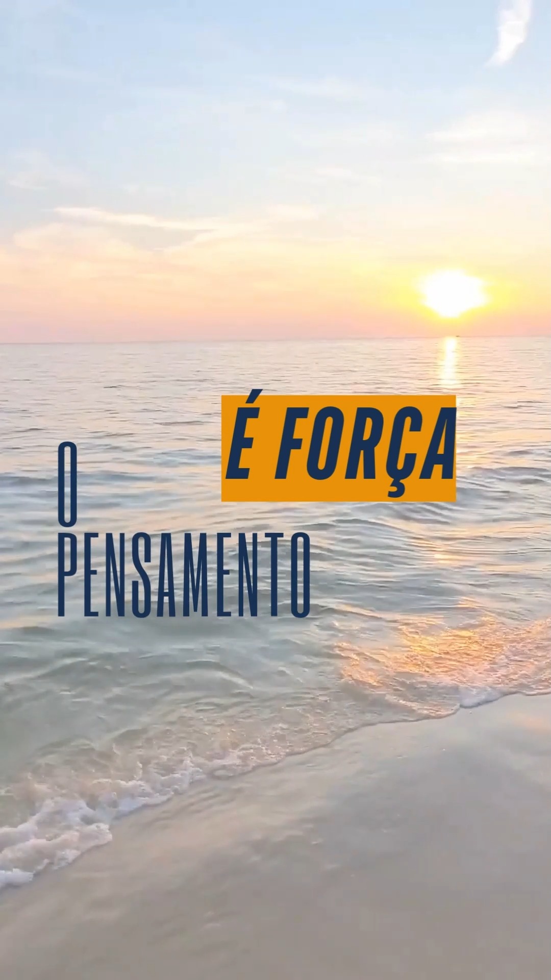 Observando o vai e vem apressado das pessoas na rua, é quase palpável a psicosfera que cada transeunte carrega, como se vestissem nuvens invisíveis forjadas por suas próprias aflições e esperanças.
É nesse teatro cotidiano que a profunda sabedoria de Joanna de Ângelis se faz mais viva: o pensamento não é um sopro abstrato, mas uma força criadora, uma verdadeira usina de magnetismo espiritual.
Somos, a cada segundo, antenas imortais, sintonizando com as faixas vibratórias que escolhemos alimentar no silêncio da nossa intimidade; a mágoa e o pessimismo nos atrelam aos irmãos que ainda estagiam na sombra, enquanto a benevolência e a prece nos elevam à companhia amparadora dos bons espíritos.
Compreender essa lei de afinidade é despertar para a nossa maior responsabilidade, pois deixamos de nos ver como vítimas do acaso para assumirmos o papel de tecelões da nossa própria jornada, onde cada ideia abrigada na mente é a semente invisível que inevitavelmente moldará a paisagem da nossa vida amanhã.