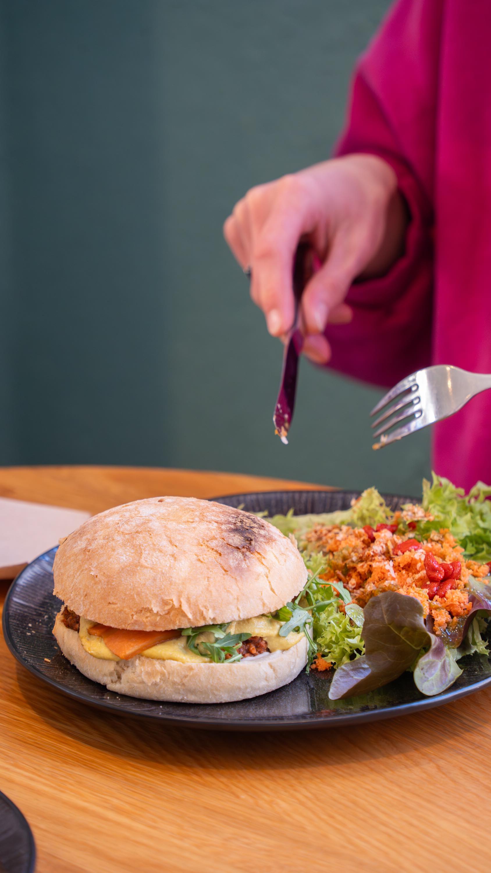 Lunch at @noje.be is never just lunch — it’s Grön Power Bagel or Nordic Bun, it’s energy or comfort, it’s your midday place to be.
📍 Rue Théodore Roosevelt 66, Schaerbeek
🕒 Mon: 10h‑17h | Tue: closed | Wed‑Fri: 8h30‑17h | Sat–Sun: 10h‑17h
—
Le lunch chez @noje.be n’est jamais juste un lunch — c’est Grön Power Bagel ou Nordic Bun, c’est l’énergie ou le réconfort, c’est votre endroit du milieu de journée.
📍 Rue Théodore Roosevelt 66, Schaerbeek
🕒 Lun : 10h‑17h | Mar : fermé | Mer‑Ven : 8h30‑17h | Sam–Dim : 10h‑17h
#LunchAtNoje #GronPowerBagel #Nordic Bun #BrusselsLifestyle #PlaceToBe