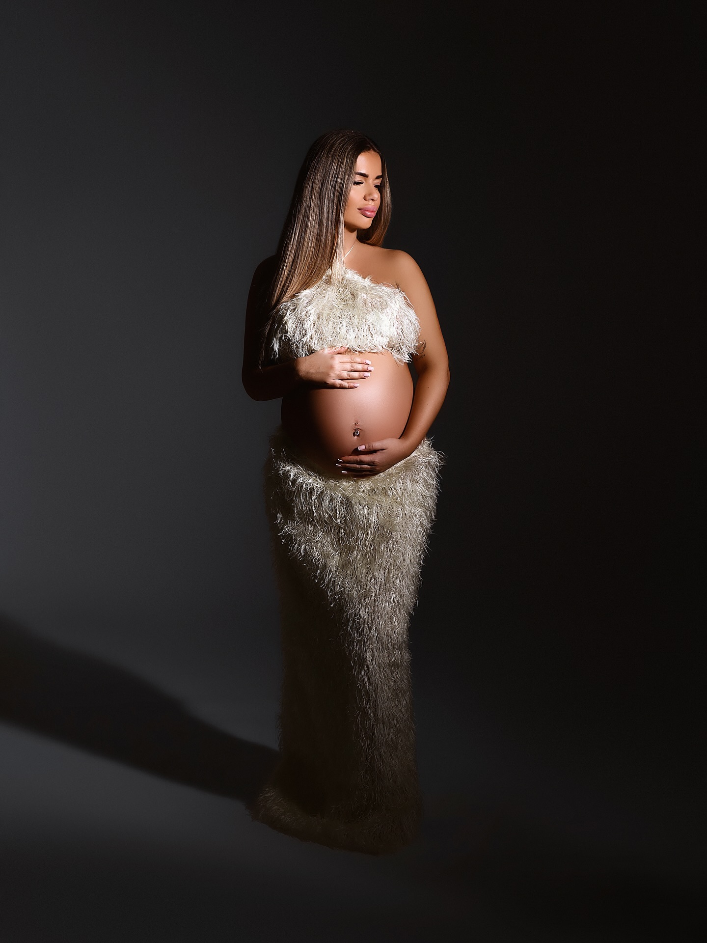 BEAUTY 😍😍 Dit harde licht met deze outfit (welke echt nog maar weinig gekozen wordt… maar toch zo’n mooi plaatje geeft) is zo’n topcombinatie! De manier waarop de rok en top het licht vangen, de opvallende textuur.. terwijl het belangrijkste er toch uit blijft springen 🤰⚡️