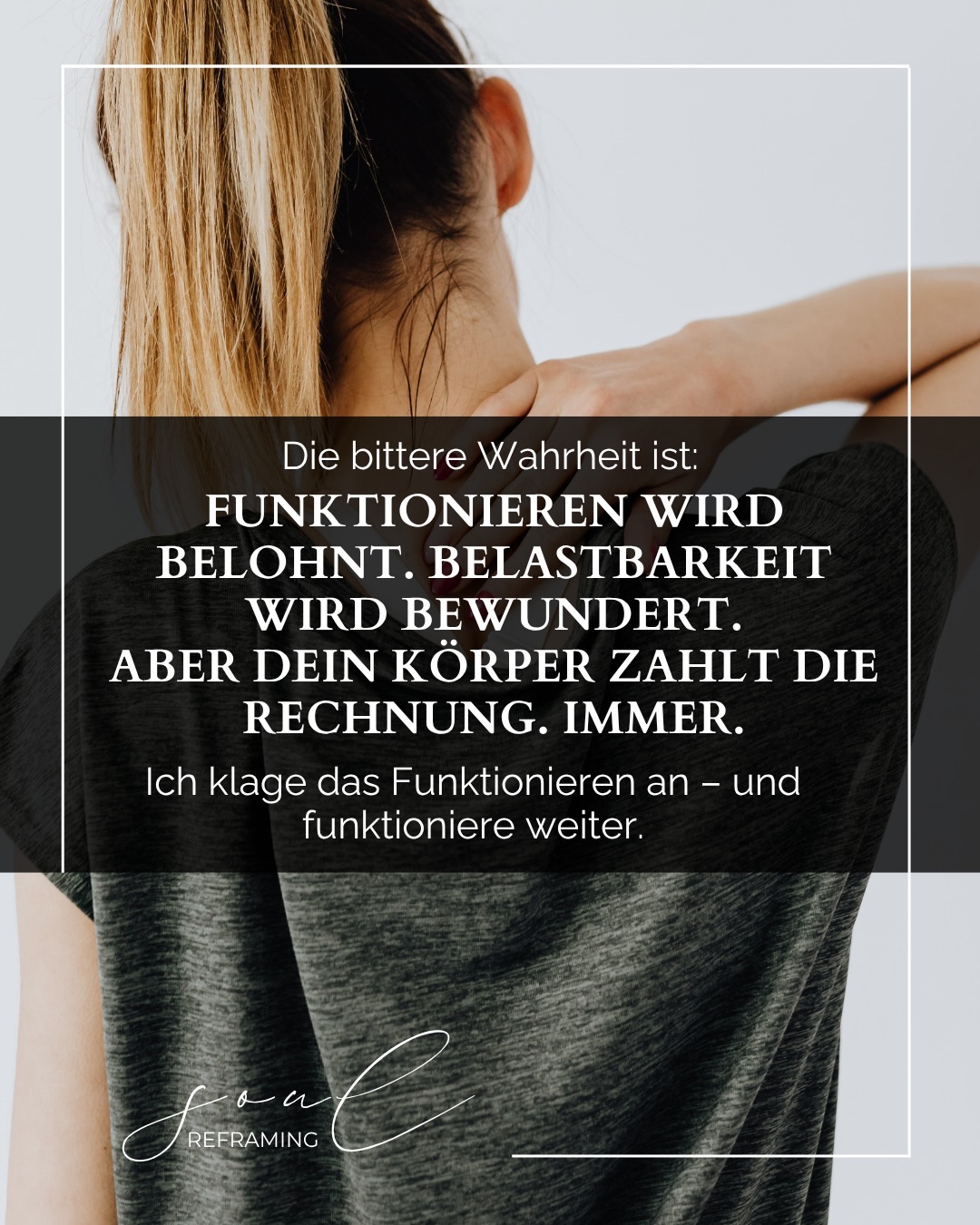 Wenn wir an starke Frauen denken, denken viele an Disziplin, Ehrgeiz, Durchhaltevermögen und daran, alles irgendwie unter einen Hut zu bekommen. Job, Leidenschaft, Partnerschaft, Tiere, Haushalt, Termine, Weiterbildung, Träume, Verantwortung. Und ja, wir können unglaublich viel tragen. Aber was kaum jemand sieht: Auch starke Frauen sind manchmal einfach nur müde.
Müde vom Funktionieren.
Müde vom Aushalten.
Müde davon, dem eigenen Körper immer wieder zu sagen: „Nicht jetzt, später.“
Nicht jeder Schmerz ist sichtbar. Nicht jede Frau, die funktioniert, ist wirklich okay. Und nicht alles, was von außen stark aussieht, fühlt sich innen auch stark an.
Vielleicht beginnt echte Stärke nicht da, wo wir noch mehr aushalten. Sondern da, wo wir anfangen, unserem Körper zuzuhören. Wo wir uns erlauben, weich zu sein. Langsam zu sein. Menschlich zu sein.
Du musst nicht erst zusammenbrechen, um dir Ruhe zu erlauben.