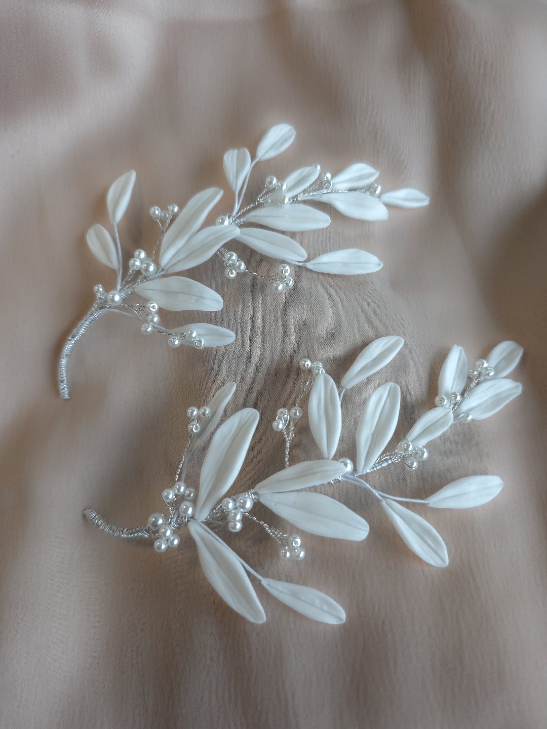 Hojas de Olivo para Karina.
Gracias por elegirnos ✨️🤍
#bridetobe #weddinhairpiece #tocadosnovia #tocados #bespoke