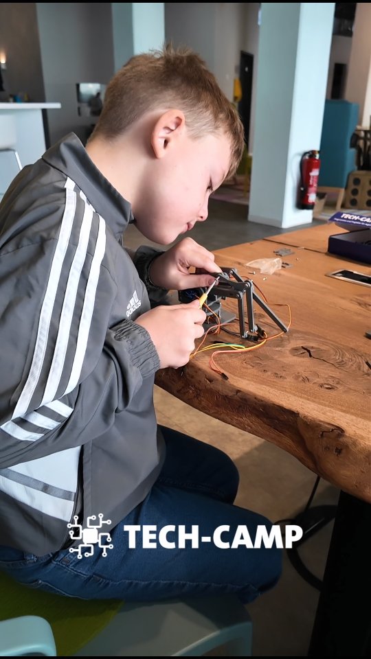 Highlight im Workshop 🤖
Ein 10-jähriger Teilnehmer hat den Roboterarm komplett aufgebaut, Schritt für Schritt, mit Geduld, Konzentration und viel Motivation. Genau so entstehen Selbstvertrauen und echte Begeisterung für Technik: anfassen, ausprobieren, verstehen und am Ende stolz auf das eigene Ergebnis sein.
Und jetzt geht es weiter mit dem nächsten Schritt: die Automatisierung. Der Roboterarm soll nicht nur gebaut sein, sondern auch selbstständig Bewegungen ausführen und programmiert werden.
Mega stark!
#Robotik #MINT #TechCamp #softskills #Jugendprojekt
