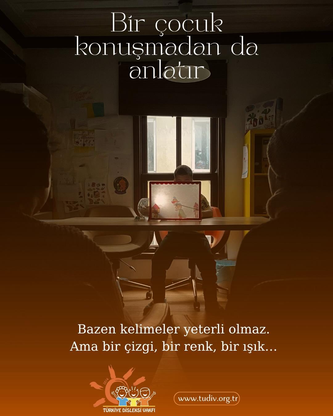 Bir çocuğun dünyası bazen kelimelere sığmaz…
Ama bir çizgiyle, bir renkle, bir ışıkla anlatmak istedikleri çok şey vardır.
Her çocuk kendini farklı şekillerde ifade eder. Onları gerçekten anlamak için sadece duymak değil, hissetmek gerekir. 💫
Türkiye Disleksi Vakfı olarak; her çocuğun sesini, kendi diliyle duyabilmek ve görünür kılabilmek için çalışıyoruz.
Çünkü her ifade, anlaşılmayı hak eder. 🤍