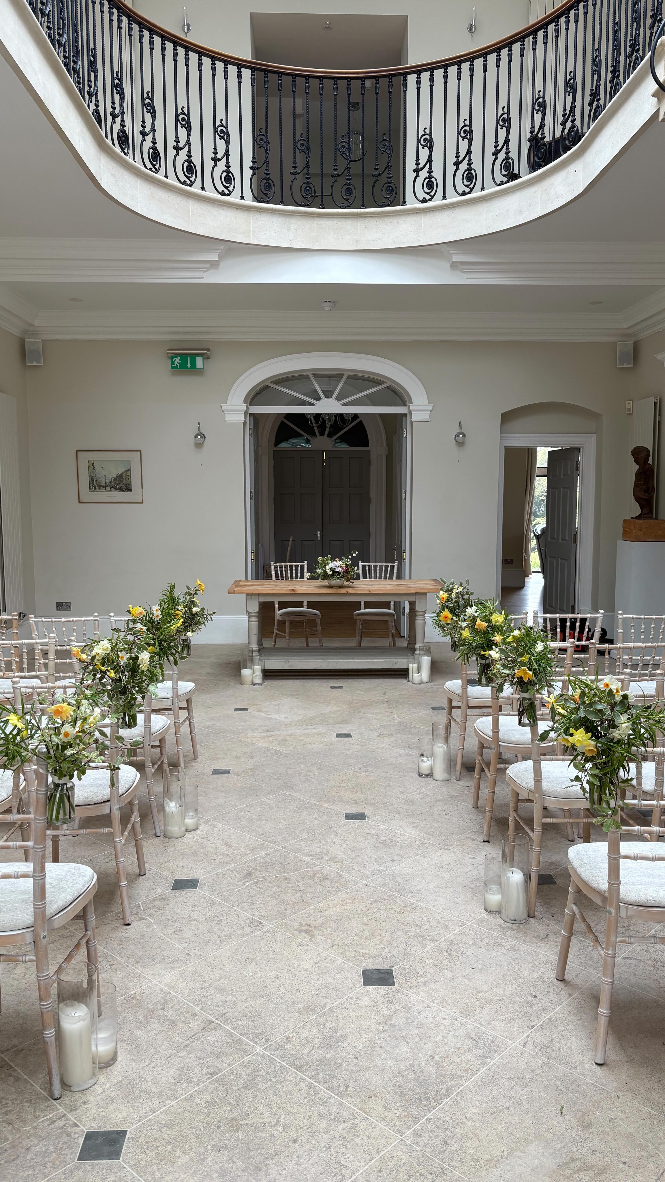Simple, scented and seasonal 💛 @olddownestate ‘s beautiful Manor House decorated for a showcase last weekend - these aisle flowers can work so well for weddings to be repurposed in tables, mantelpieces and cake tables after the ceremony 💛
#weddingceremony #aisleflowers #springweddingflowers #springwedding #weddingceremonyflowers