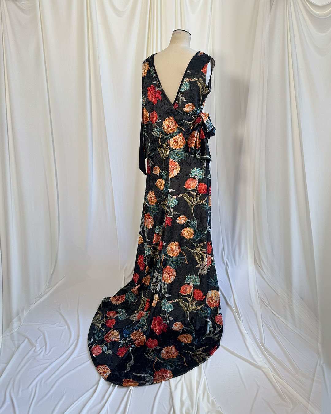 Art Deco - 1920’s inpsired evening gown
In floral velvet
archive costume made last summer for @_espressa