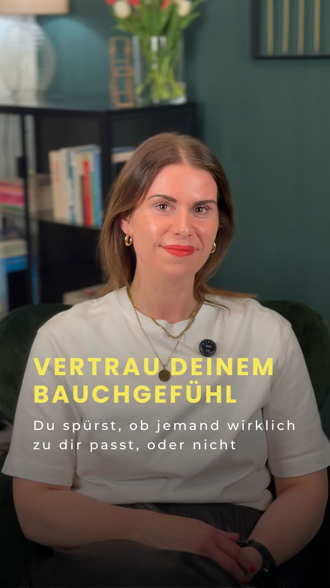Hier findest du weitere Tipps, neue Blickwinkel und vertiefende Reflexionsfragen zum Video ⬇️
Dein Bauchgefühl ist oft präziser als jede analytische Beobachtung. Wenn du spürst, dass die Wellenlänge nicht stimmt, darfst du dieser Wahrnehmung vertrauen, statt sie wegzudiskutieren. Du kannst dich entscheiden, deine Energie nur noch dort zu investieren, wo echtes Interesse und Empathie zurückkommen.
Der Deep Dive in deine Selbstreflexion:
• Ignoriere ich mein Bauchgefühl oft nur deshalb, weil ich Angst habe, voreilig zu urteilen oder am Ende allein dazustehen?
• Versuche ich ständig, das fehlende Interesse anderer durch mein eigenes Bemühen auszugleichen, weil ich mich unbewusst für das Gelingen jedes Kontakts verantwortlich fühle?
• Erkläre ich mich immer wieder neu, weil ich insgeheim hoffe, dass die andere Person mich dann doch noch versteht und sich endlich ändert?
• Halte ich an Kontakten fest, die mir eigentlich Energie rauben, nur weil ich meine eigenen Standards noch nicht klar genug für mich definiert habe?
• Traue ich mir zu, eine Verbindung einfach im Sand verlaufen zu lassen, wenn ich spüre, dass von der Gegenseite kein echtes Interesse kommt?
• Mache ich meinen Wert davon abhängig, wie sehr andere auf mich eingehen, statt bei meiner eigenen Bewertung der Situation zu bleiben?
• Welchen Preis zahle ich für meine Lebensqualität, wenn ich meine Zeit mit Menschen verbringe, bei denen ich mich eigentlich gar nicht wohlfühle?
📌 Speichere dir das Video, um jederzeit darauf zurückkommen zu können.
+ Folge mir für tägliche Inspiration und Coaching Tools für echte Umsetzung im Alltag. Auf meinem Kanal geht es um Selbstführung, Klarheit, Kommunikation und echtes Selbstbewusstsein.
🎯 Du suchst Unterstützung bei deiner persönlichen Entwicklung? Als systemischer Coach biete ich auch 1:1 Online Coachings an 💻
#Selbstführung #Bauchgefühl #Intuition #Persönlichkeitsentwicklung #Selbstreflexion #CoachingTipps