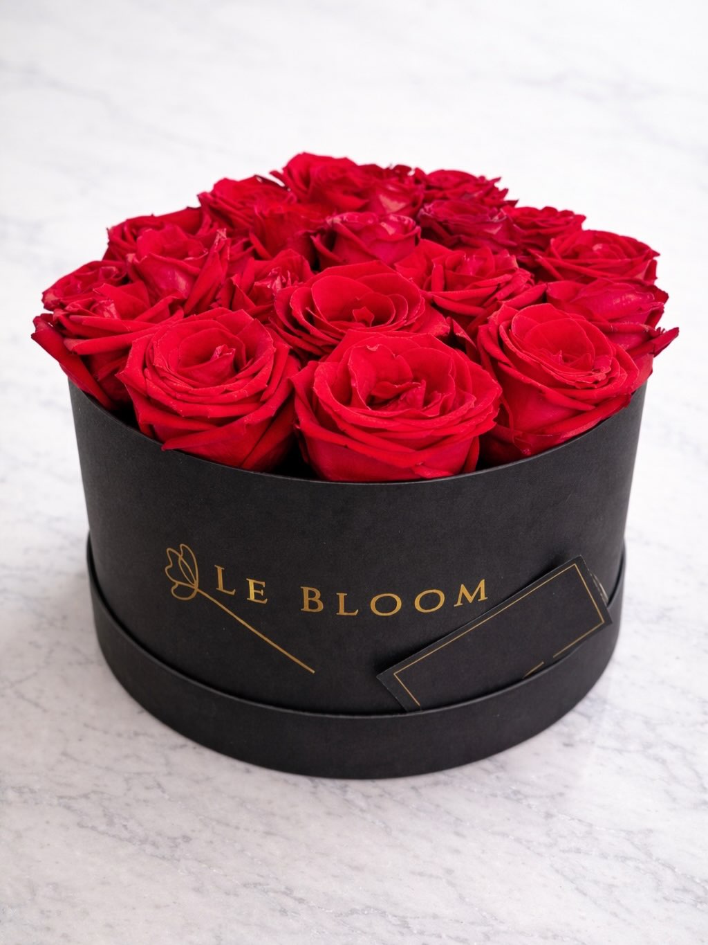 Box Passione ❤️
Um presente criado para encantar, emocionar e marcar momentos especiais.
Apresentado em uma elegante caixa cartonada na cor preto, o Box Passione combina delicadeza e sofisticação em cada detalhe.
A composição é finalizada com rosas vermelhas, símbolo clássico de amor e paixão, criando uma apresentação marcante e cheia de significado.
Acompanha também um delicado cartão para sua mensagem especial, tornando o presente ainda mais único e inesquecível.
Um gesto elegante para surpreender quem você ama e transformar um momento simples em uma lembrança especial. ✨