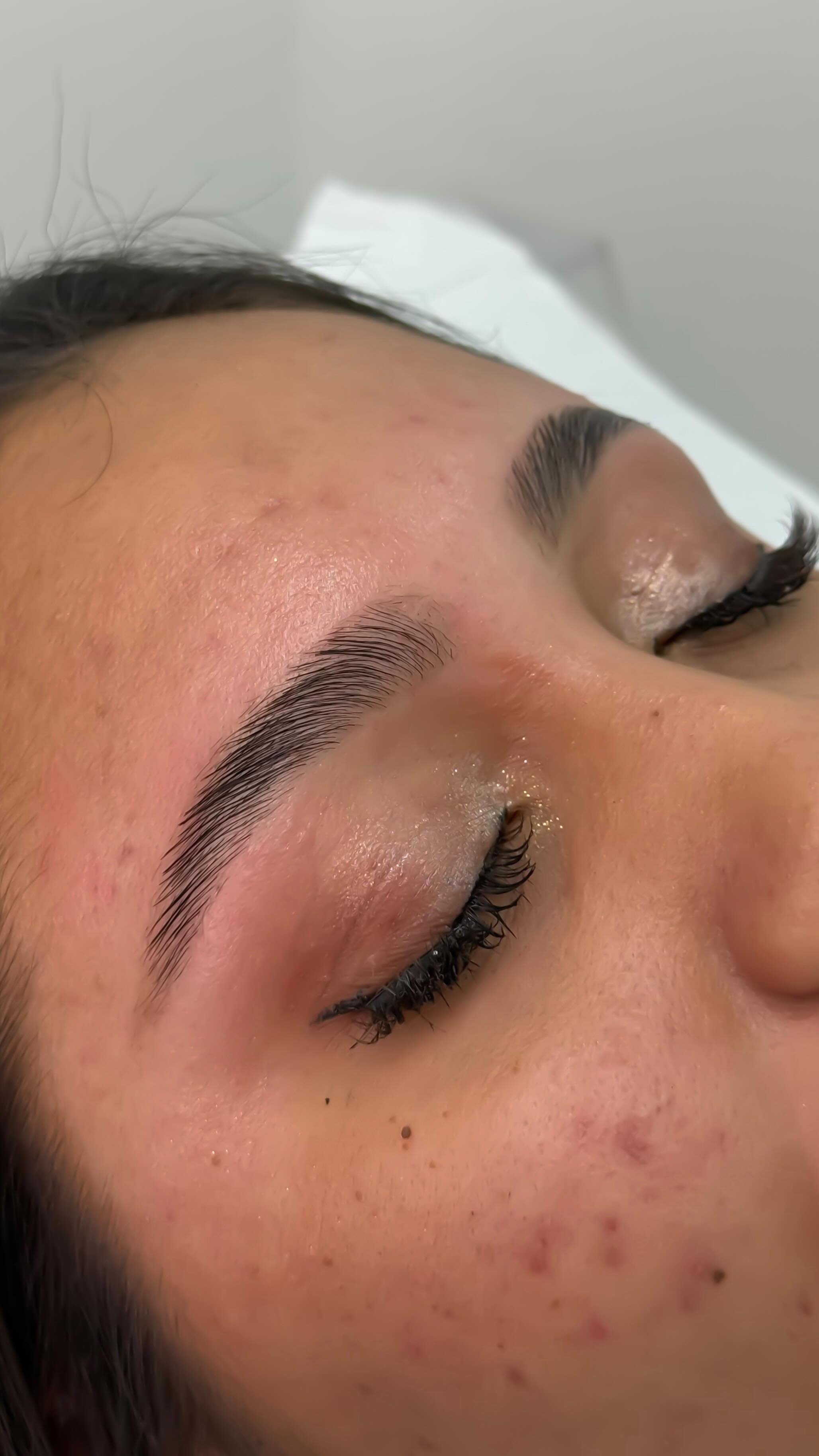 Brow lamination é isso, beauty: organizar, preencher visualmente e valorizar o desenho natural da sobrancelha 💜