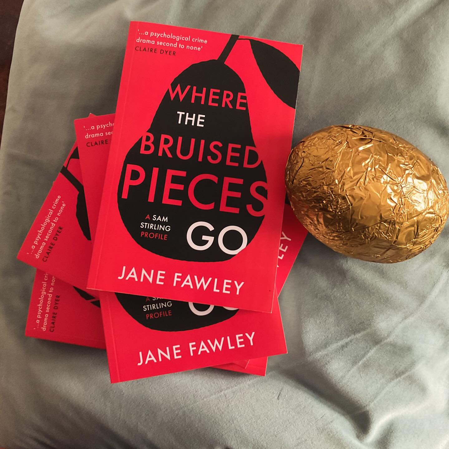Happy Easter!
Crime thriller and chocolate!? Perfect combination!
Where the Bruised Pieces Go.
#wherethebruisedpiecesgo #janefawley #happyeaster #easterbasket #easterbooks