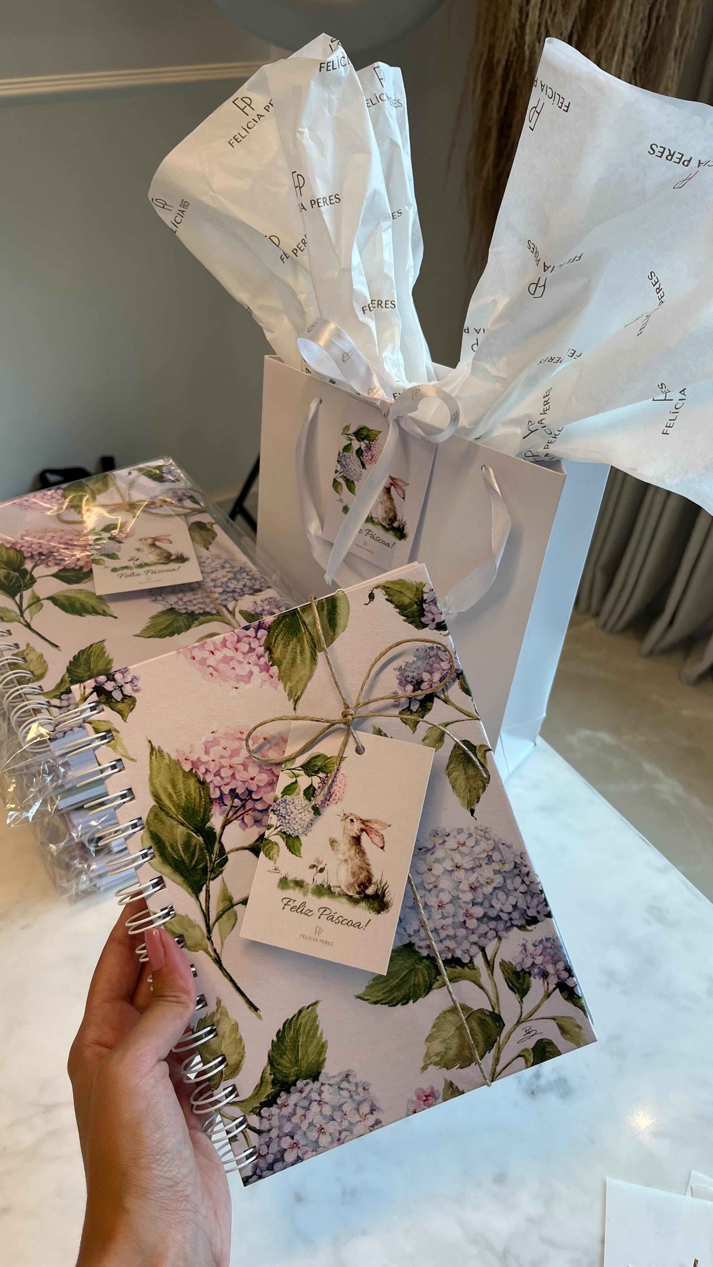 Processo de entregas personalizadas para a @feliciaperessj 🤍
Lembrando:
Cadernos disponíveis no site com FRETE GRÁTIS!
cupom: PASCOADABRI
Muita luz e paz para cada pessoa que me segue aqui ✨🙏🏽
#páscoa2026 #cadernos #cadernospersonalizados #papelaria #marcapaginas