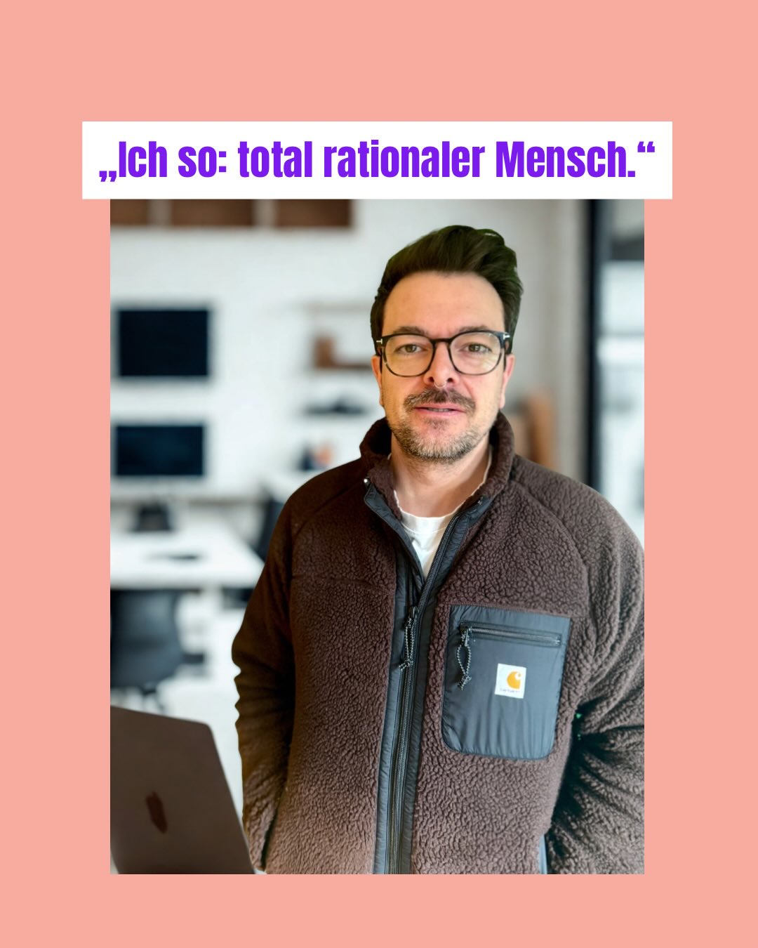 Manchmal stehe ich da und weiß genau: das macht gerade überhaupt keinen Sinn. Und dann tue ich es trotzdem.
Zum Beispiel so etwas wie die Klinke nochmal zu drücken. Nicht, weil ich wirklich glaube, dass ich damit das Schicksal kontrolliere. Sondern weil es sich in dem Moment halt so anfühlt.
Das ist das Anstrengendste daran. Dieses gleichzeitige Wissen und Nicht-Fühlen.
Aber manchmal hilft mir ein bisschen Humor. Nicht, um es kleinzureden oder weil es „eigentlich lustig“ ist. Sondern weil ich mich für einen Moment von außen sehe. Und kurz nicht komplett drinstecke.
Vielleicht kennst du das auch?
Anm.: Bilder mit Hilfe von KI erstellt. 😇
#ocd #zwangsstörung #ocdmemes #humorhilft
❤️ Hinweis: Ich spreche hier aus meiner eigenen Erfahrung mit Zwängen und dem, was mir auf meinem Weg geholfen hat. Das ersetzt keine professionelle Diagnose oder Therapie. Wenn du merkst, dass dich deine Symptome stark belasten oder du unsicher bist, hol dir bitte Unterstützung bei Fachleuten, die dafür ausgebildet sind.
Meine Inhalte sollen Orientierung geben, Mut machen und das Gefühl vermitteln, dass du mit all dem nicht alleine bist – sie sind aber keine Behandlung und auch keine Anleitung für therapeutische Entscheidungen.