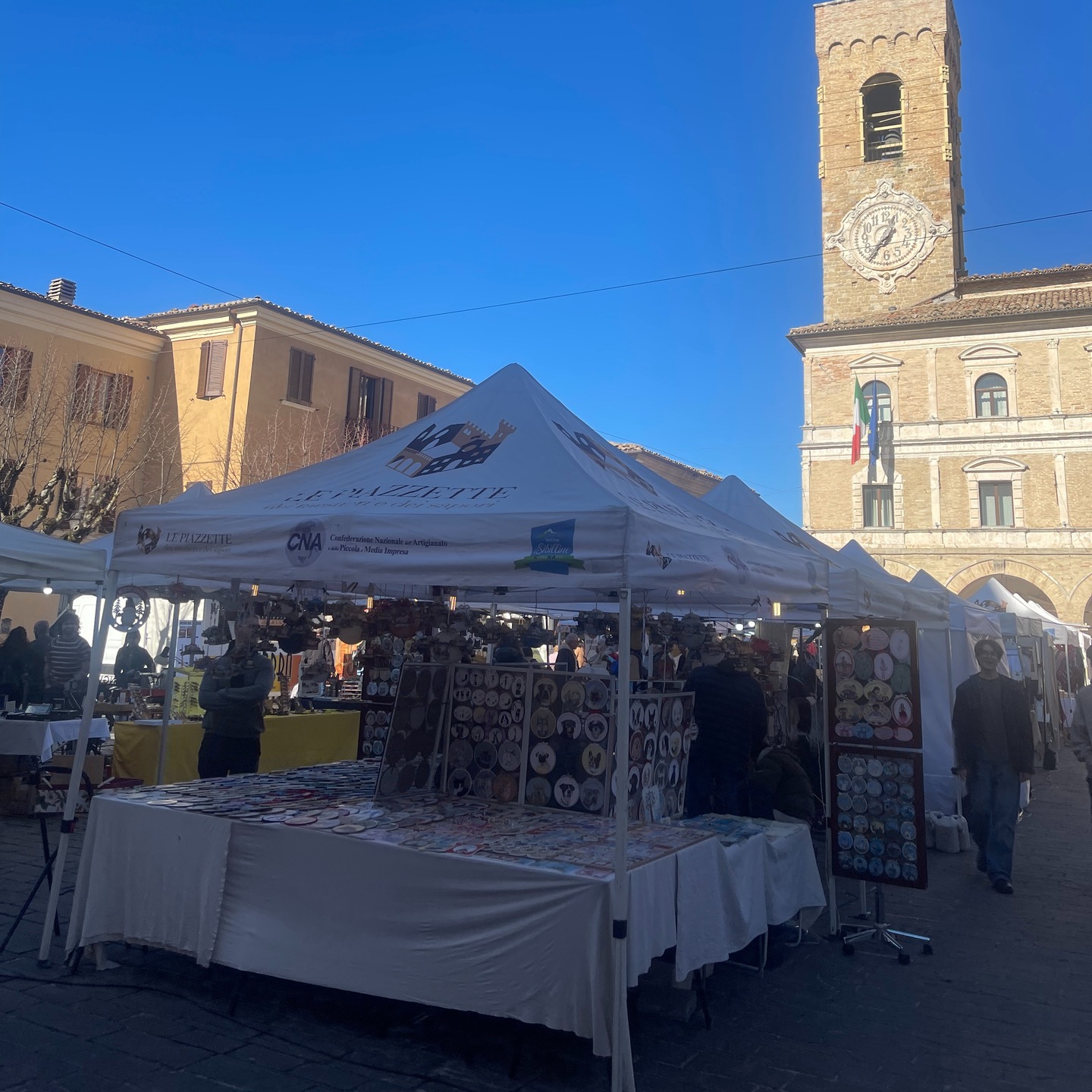 Stop the presses. We need good news. Not just war and misery. The village of Cingoli, not far from Ruffino!
Rai Tre named "Borgo dei Borghi" the village of villages in Italy.
This year's winner - by referendum and expert panel - is the village of Cingoli in the province of Macerata in Marche.
Congratulations! đ đ
Read our fantastic report on Cingoli in "Magazine Ruffino". The 2026 edition is over 160 pages and is the unrivaled guide to the pearls of the Marche. After 10 years in Marche, Peter and Carina, from Boutique Hotel Ruffino, have collected exciting excursions, the best restaurants, designer outlets, vineyards, wonderful olive oil and one of the most beautiful hiking trails in the world (with hiking guide Ivonne Raffaeli). Don't miss the private guide Marco's Way - he will take you on a full day to the secrets of Marche.
It is precisely your memories that will follow you for life.
The small town of Ciongoli is nestled on the top of Monte Circe at an altitude of 631 m.a.s.l. Thanks to its panoramic position, Cingoli is called the "Balcony of the Marches" and is one of the most beautiful villages in Italy. Cingoli was the birthplace of General Titus Labienus and Pope Pius VIII.
The center is characterized by a series of noble palaces with warm plaster colors and Renaissance portals. There are many churches to visit: the cathedral dedicated to Santa Maria Assunta, the Baroque church of San Filippo Neri.
Thats life in Marche.
The Magazine is in your room for free when you are our guest at the hotel.
casasanruffino.com