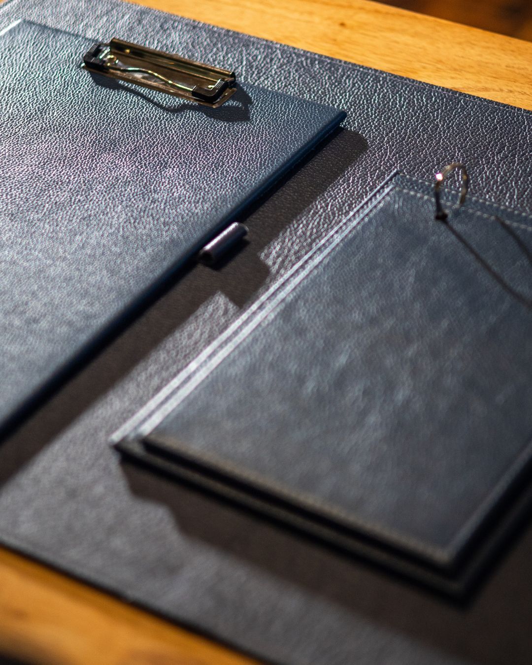 Where routine finds order, thought gains space.
The Aettra Line was created to turn the workspace into something clearer, more functional, and more intentional.
Each piece structures what matters, reduces excess, and supports the flow of everyday life.
Because productivity also begins with space.
#LeatherDesign #LeatherTray #AuthenticLeather #HomeDecor #InteriorDesign