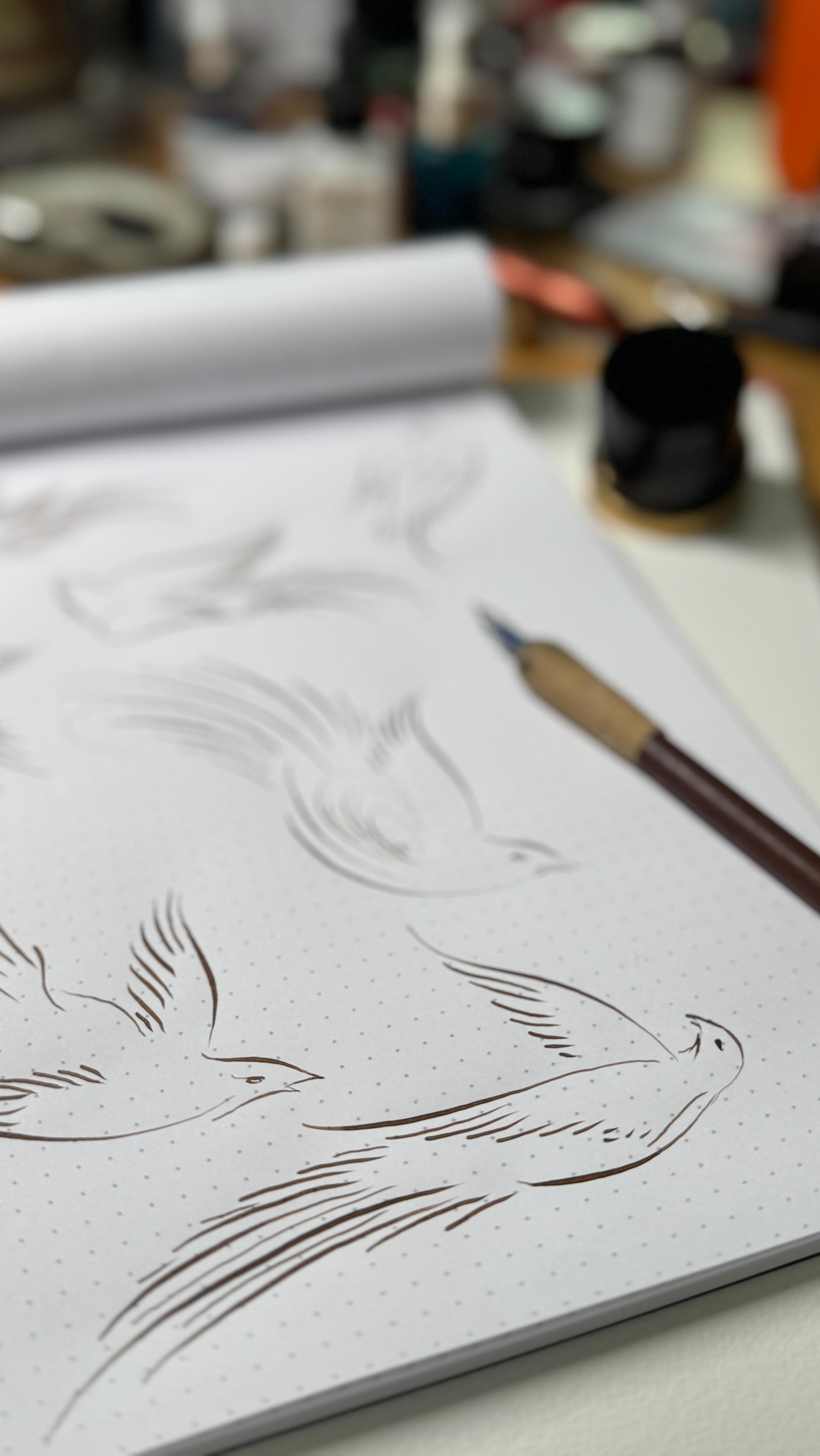 ☀️Ich bin allzu oft frustriert, dass Dinge nicht gleich so klappen, wie ich das gern hätte. Wem geht das nicht so?? In der Kalligraphie heißt es in so einer Situation, entweder es lassen oder ohne Ende wiederholen….😉
#kalligrafischzeichnen #federzeichnung #federzeichnungen #kalligrafie
Kalli