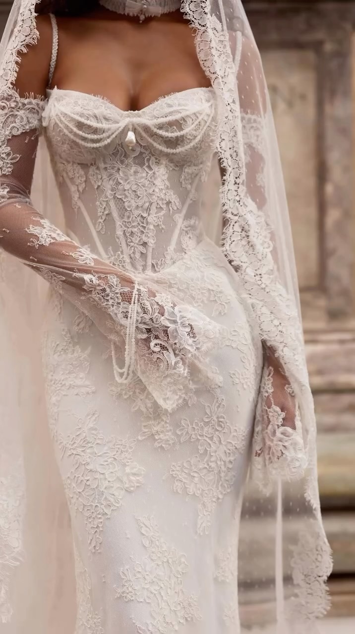 If bridal couture had a muse — this would be her dress. 🤍
BOTTICELLA @millanova
Pure Italian bridal fantasy.
Eine sinnliche Mermaid-Silhouette, die den Körper perfekt umspielt und jede Bewegung elegant begleitet. Das transparente Corset-Bodice mit sichtbaren Stäbchen formt die Taille und setzt das Dekolleté mit einer soften Herzform in Szene.
Feinste florale Spitzenapplikationen ziehen sich wie zarte Kunstwerke über das gesamte Kleid und verschmelzen mit der Silhouette zu einem modernen Couture-Look.
Die abnehmbaren Spitzenärmel verleihen dem Design eine dramatische, fast königliche Attitude – feminin, stark und absolut unvergesslich.
Und dann dieses Statement:
Der lange, romantische Schleier, der den Look in pure Bridal Elegance verwandelt.
Modern. Sculptural. Timeless.
BOTTICELLA ist kein Kleid für einen Moment.
Es ist ein Kleid für einen Auftritt.
Entdecke die neue Milla Nova Collection jetzt bei BLUSH & BLEU.
#millanova #millanovabridal #bridalcouture #mermaidweddingdress #blushandbleudresden