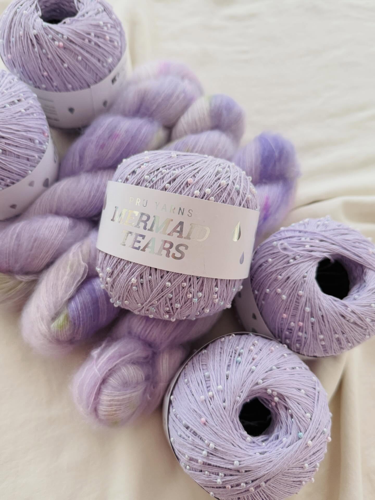 The magic of a new beginning ✨ Last week I worked up some swatches to plan my spring and summer projects, and I am especially excited for this one 🥰😍 It will be a simple sweater with a beautiful lace pattern (swipe if you want to see it), it’s worked up in my favorite shade of purple AND with a very special new yarn 🧶 Cannot wait to share more about it soon ☀️
.
.
.
Pattern in progress by me
.
Yarn: Mermaid Tears in Lila and Moe in Wisteria by @pru_yarns
.
Advertising
.
#knitting #knittinglove #knittingaddict #knitknitknit #nevernotknitting