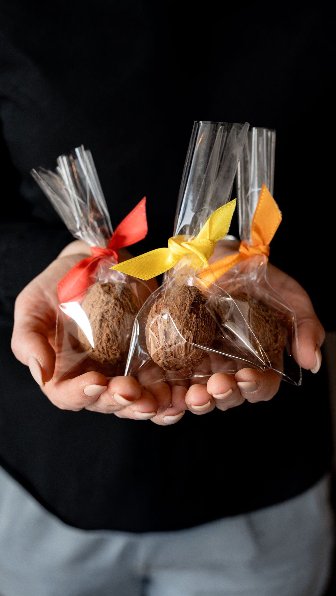 Už máte plány na Velikonoční svátky? 🪺😌 Zpříjemněte si je u nás! Rezervace se nám pomalu plní, tak si chyťte svůj stůl včas!
Pro každou dvojici hostů, kteří přijdou na naše à la carte menu od ČTVRTKA 2. 4. do NEDĚLE 5. 4., jsme si připravili naše vyráběné vajíčko z jemné mléčné čokolády. Uvnitř každého z nich se skrývá poděkování za vaši návštěvu v podobě exkluzivních výher:
• Vouchery v hodnotě 1 000 Kč, 500 Kč nebo 250 Kč.
• Slevy:
• 10 % na naše à la carte menu
• 15 % na brunche
• 20 % na obědové menu
• 20 % na espresso bar
Po celý víkend pro vás budeme čepovat také zelené pivo z brněnského pivovaru Štatl.
❗ Důležité informace o výhrách
• Všechny výhry jsou platné do 10. 5. 2026.
• Stačí si vyfotit účtenku spolu s vyhraným voucherem a zaslat nám ji na e-mail - info@soyshi.cz a my vám obratem vystavíme jeho elektronickou verzi, kterou můžete využít při vaší další návštěvě.