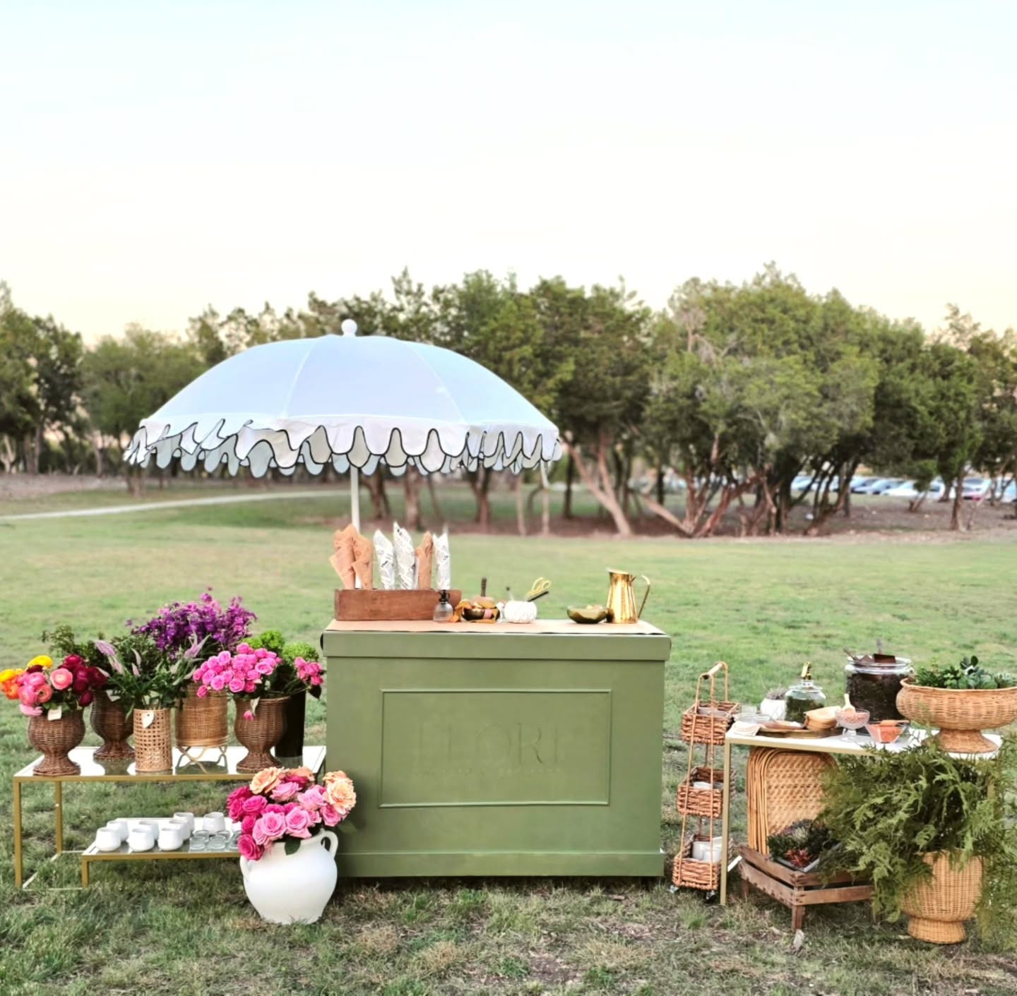 Bringing an interactive station to your event is everything!
A moment for your guests to create something fun, beautiful… and take a little piece of the experience home with them! 🌺🌿