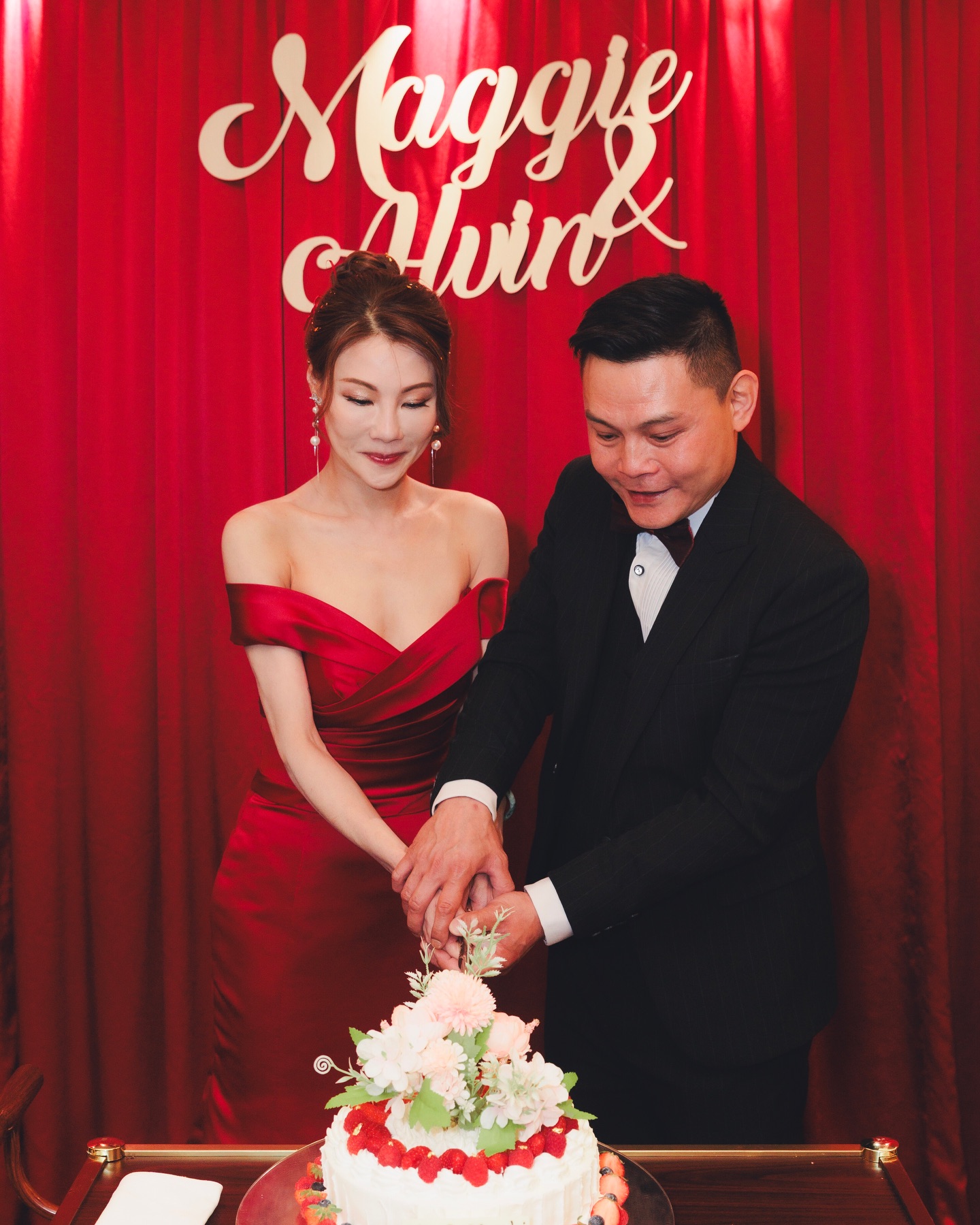 好多謝客人Maggie&Alvin揀咗我哋嘅註冊一條龍服務🥰,由你哋過嚟Sevilla試衫、揀衫,到陪到你哋註冊禮成,睇住化妝師幫你變更靚,睇住攝影師幫你哋記錄低所有甜蜜