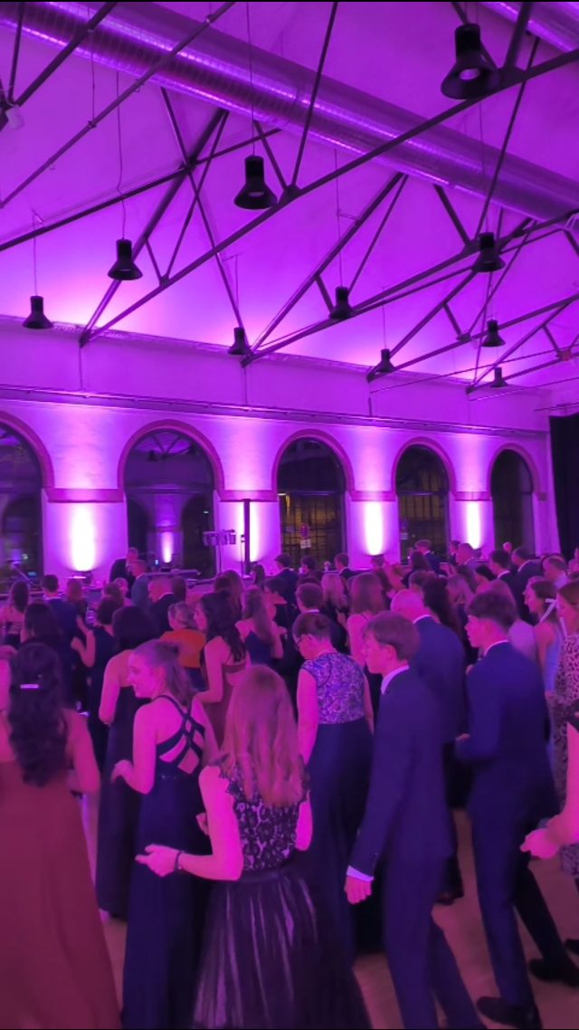 Was für eine unvergessliche Ballnacht im @reithaus.ludwigsburg ✨
Vergangenen Samstag haben rund 80 Schülerinnen und Schüler gezeigt, was sie in den letzten Monaten gelernt haben und gemeinsam mit ihren Gästen das Parkett zum Beben gebracht.
Ein ganz herzliches Dankeschön gebührt unserem Tanzlehrer Bernd Junghans für seine Geduld und Leidenschaft sowie all den fleißigen ehrenamtlichen Helfern, ohne deren Einsatz ein solches Event nicht möglich wäre. Begleitet von der fantastischen Live-Musik der Band Happyness Voice war dieser Abschlussball ein Highlight, das uns noch lange in Erinnerung bleiben wird.
Ein weiteres Dankeschön geht an unsere Showacts, die das Programm perfekt abgerundet haben: Unsere Kindergruppen, das B-Team sowie das Standardpaar @nicolegllr und @erik.dabergott sorgten für Begeisterung pur. Ein ganz besonderer Glückwunsch geht an unser C-Team, das an diesem Tag den Aufstieg in die Oberliga perfekt gemacht und diesen Erfolg gebührend mit uns gefeiert hat.
Danke auch an @fabian.weber.fotografie
für die schönen Fotos!📸
Wir sind stolz auf euch alle und freuen uns schon auf die nächsten Tanzstunden im F-Kurs, der Formation oder im Jugendclub💃🕺
#bietigheim #dance #ball #tanzkurs #reithaus