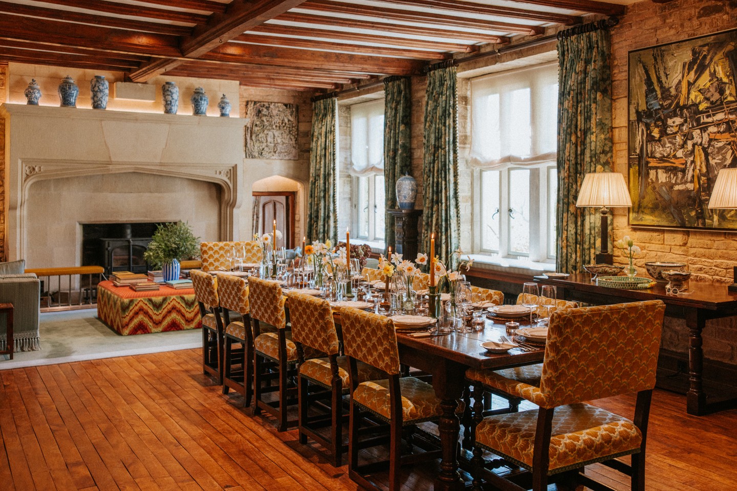 From the garden to the banquet hall. Finally the daffodils are on the table and spring has officially moved into the house. All ready for a gathering with friends and family for Easter.