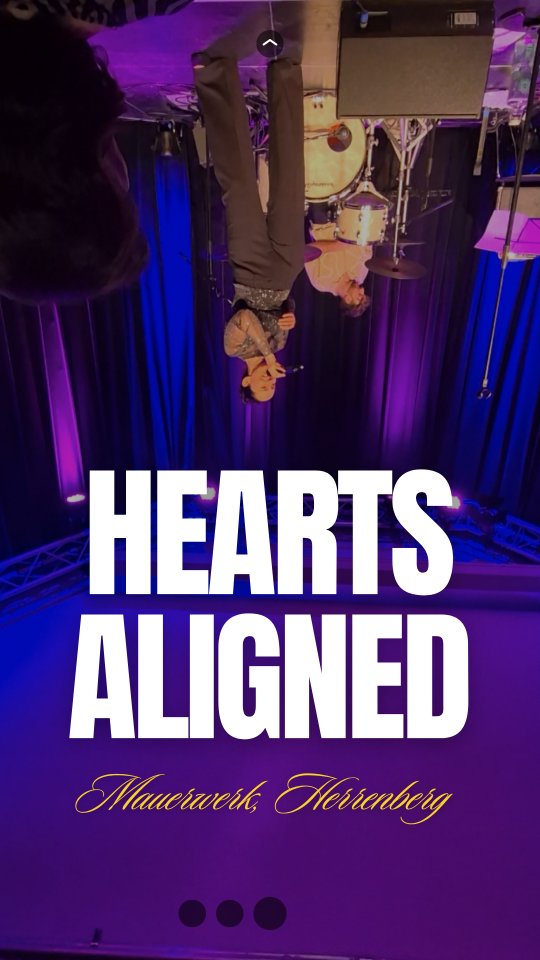 HEARTS ALIGNED
Ein Song, der mir sehr am Herzen liegt.
Er beschreibt einen ganz besonderen magischen Moment, den ich selbst bei einem Konzert erlebt habe.
Ein Moment, in dem der Künstler auf der Bühne sich so verletzlich, so echt, so verwundbar gezeigt hat, dass alle Menschen im Publikum ergriffen waren.
Dieser eine Moment wird mir für immer in Erinnerung bleiben, denn er steht dafür, wofür wir auf Bühnen stehen und unsere Musik machen:
Um Menschen zu berühren.
Um zu verbinden, unsere Geschichten zu erzählen, uns echt und authentisch zu zeigen.
Mit all unseren Schwächen und dem, was uns ausmacht.
HEARTS ALIGNED steht für die bedingungslose Offenheit und den Mut, sich auch auf der Bühne so zu zeigen, wie man ist - um eine Verbindung zu schaffen.
Zwischen Menschen. Zwischen Herzen.
P.s. unfassbar, dass dieser Moment schon vor 4 Wochen vergangen ist...
Danke dir, liebe Gabriele - fürs Einfangen all dieser kleinen schönen unvergesslichen Momente. Ich freue mich jetzt noch immer darüber
@klangschatz
#mauerwerk
#herrenberg
#liveinconcert
#heartsaligned
#michaelakuti