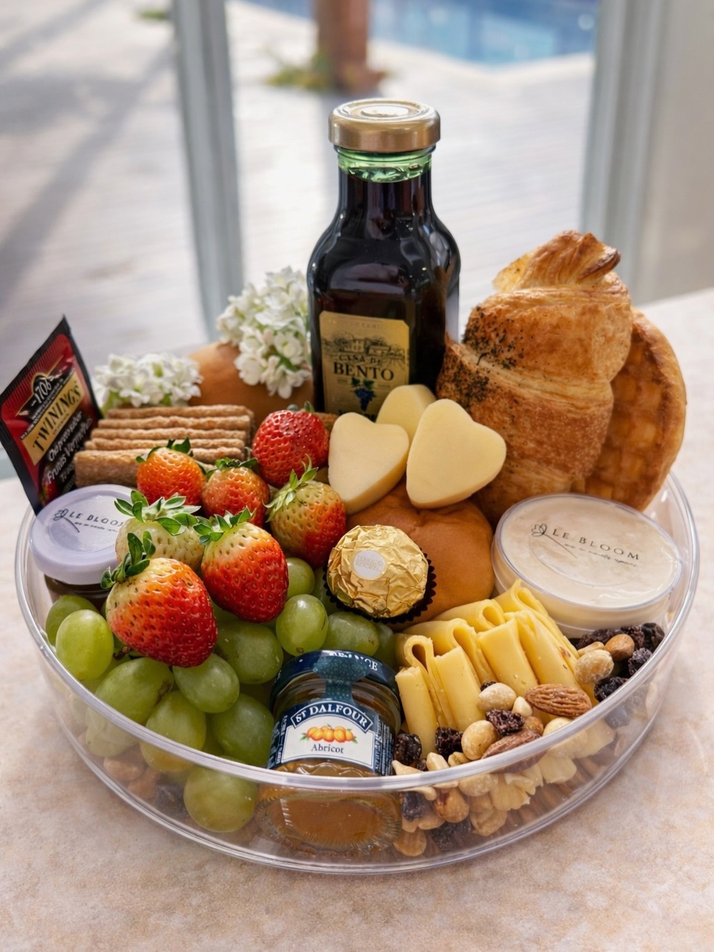 Nosso Mix Gourmet de Café da Manhã Vegetariano foi pensado para transformar a manhã em um momento especial. ✨
Uma combinação equilibrada de sabores, texturas e delicadeza, apresentada em uma bandeja redonda de acrílico giratório de 25cm, que traz ainda mais charme e sofisticação à mesa.
🌿 Uma seleção especial com opções vegetarianas, preparada para proporcionar leveza e muito sabor.
Nesta deliciosa experiência você encontra:
• Croissant
• Pães do Dia com Potinho de Requeijão Cremoso
• Torradinhas com Potinho de Geleia Francesa St. Dalfour
• Seleção de Queijos: Queijo Prato e Mini Corações de Muçarela
• Waffles acompanhado de potinho doce de sua escolha (Doce de Leite ou Mel ou Nutella)
• Frutas Frescas: Morangos e Uvas
• Mix Nuts com Nozes, Castanhas e Frutas Secas
• Mix de Biscoitos Crocantes
• Bombom Ferrero Rocher
• Sachê de Chá Twinings
• Bebida (Suco de Uva Integral Casa São Bento ou Frappuccino Starbucks)
• Flores do Dia - para um toque delicado e encantador
Acompanha também um delicado cartão para sua mensagem especial, tornando o momento ainda mais único.
Finalizado com um elegante laço de fita de cetim, que deixa a apresentação ainda mais charmosa.
Encomende já a sua!!