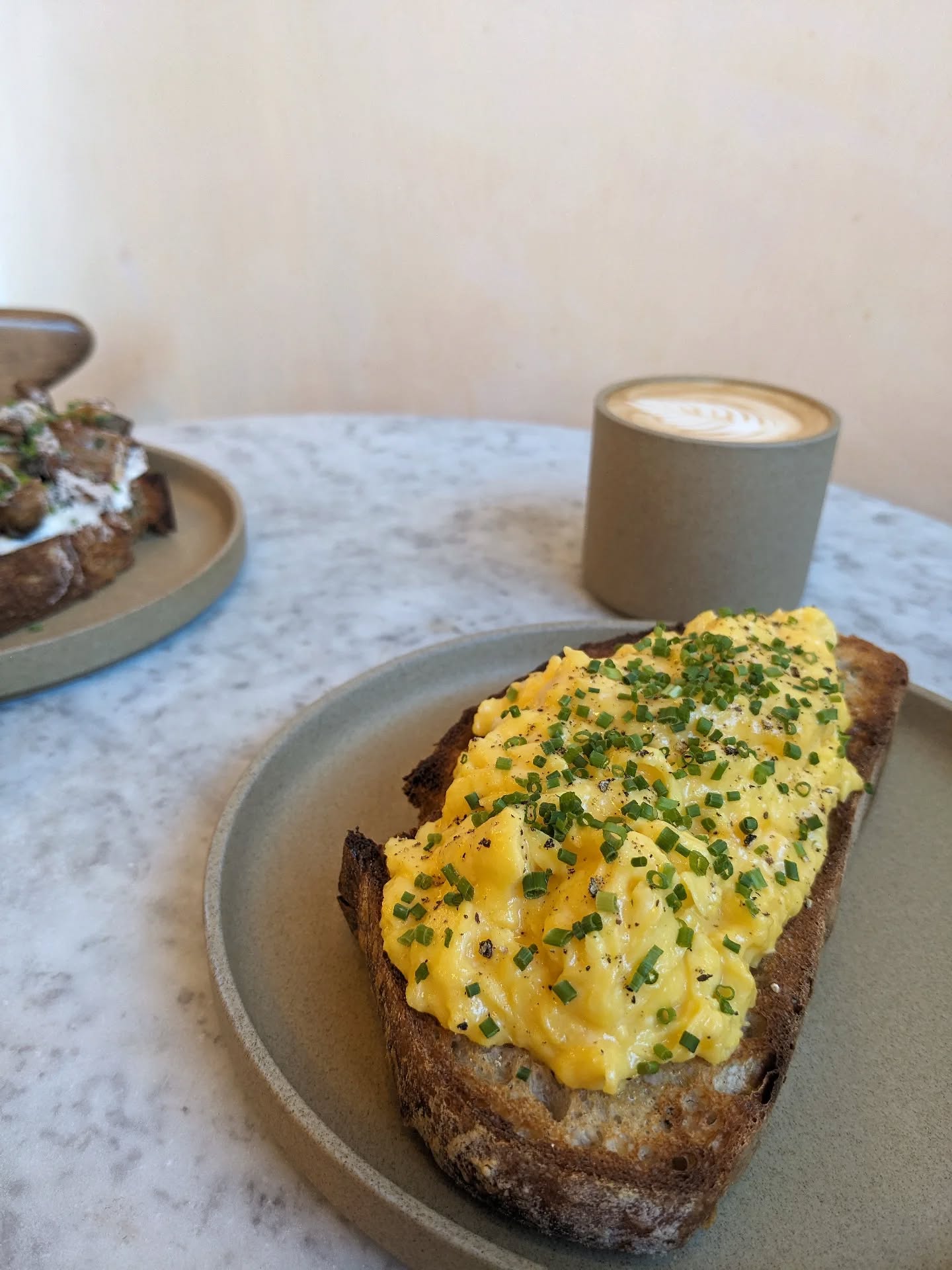 Morning eggs, coffee and sunshine... The perfect Thursday?
Open from 9am today, breakfast is served from 9 - 11:30am. 🍳☕🥐
@visitarundel @sussexstories @discoversussex #juniperbreakfast #juniperarundel #cafeandbararundel #cafeandbakeryarundel