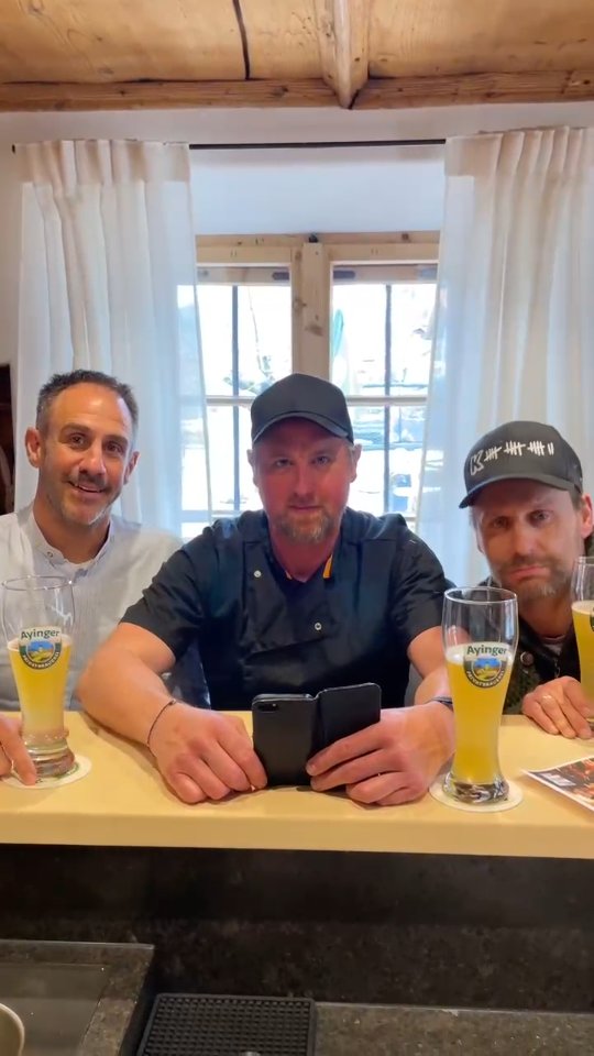 Vielen Dank für die tollen Videos! Wir haben die drei besten rausgesucht und ihr dürft entscheiden welches Bewerbungsvideo die Tickets für unseren Auftritt beim @hotel.zachschuster gewinnen soll! Stimmt für euren Favoriten ab!