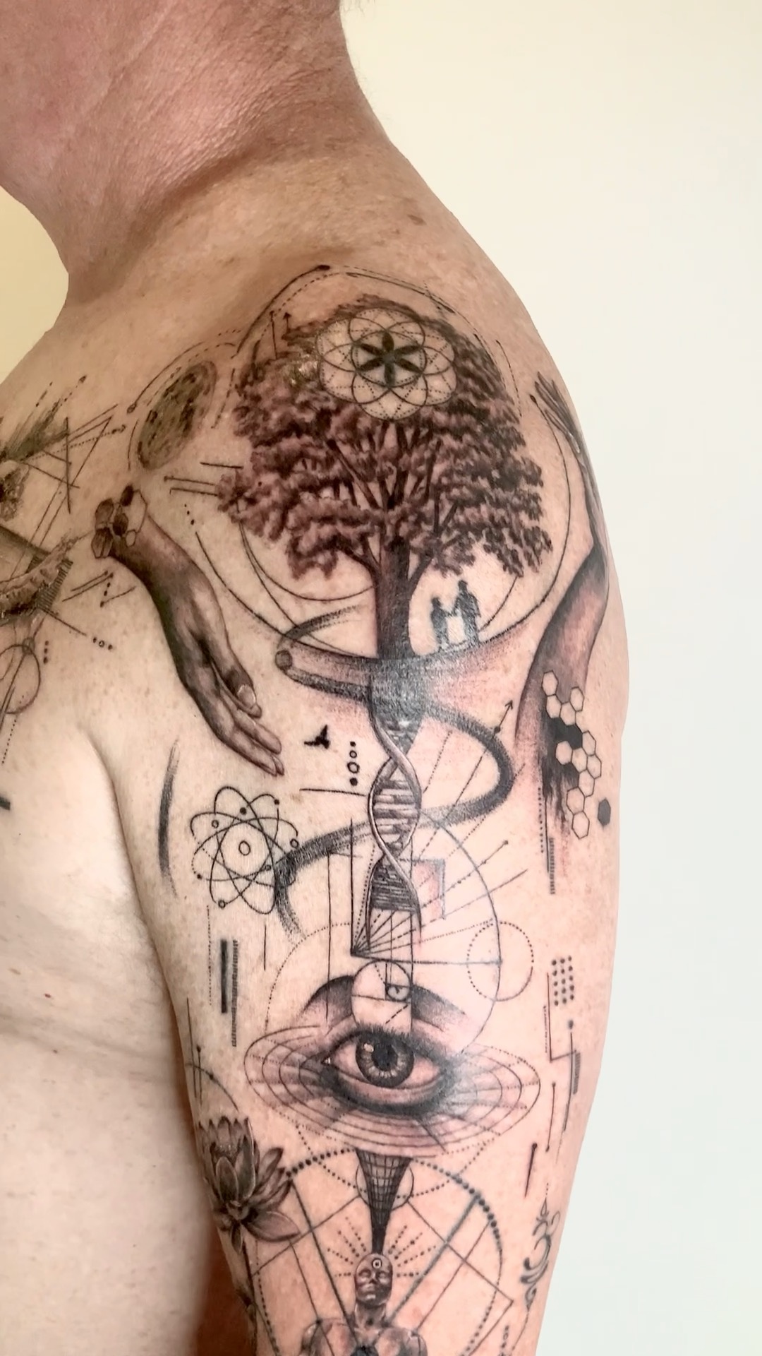 Sleeve done for the cool Rob. Fresh shading, chest part healing and healed parts too.
Thank you so much Rob for the awesome 3 days we spend together doing this cool tattoo for you , "Your life journey", thanks for all your trust and freedom you gave me to create this tattoo for you.
I had so much fun doing this piece and I would love to do more tattoos like this style.
#tutukakatattooartist #whangareitattoo #whangareitattoostudio #conceptualart #whangareitattooartist #sleevetattoo #lifejourneytattoo #geometrictattoo
