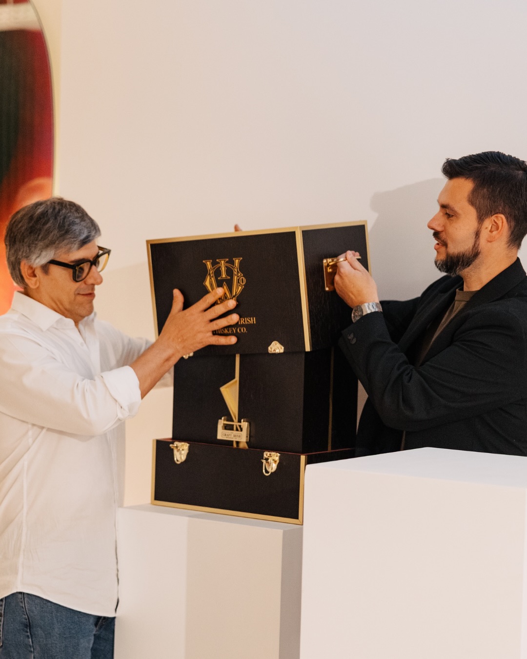 A edição de março do “Bring a Bottle (product design edition)” foi uma verdadeira imersão no Design Sensorial. Recebemos a @craft.dsn para uma conversa inspiradora sobre o processo criativo, materiais e a inovação por trás de produtos premiados internacionalmente.
Contamos com a visão de @tiagorusso_design e equipa da Craft Design, bem como do nosso fundador @joaquim.pedro.kikas , moderados por @romastauras, sobre o futuro do design e do setor. Tivemos ainda o previlégio de provar o premiado The Donn Single Malt nos copos patenteados criados pelo próprio estúdio.
Obrigado a todos os que tornaram esta tarde tão rica em partilha e networking.
O design vê-se, mas acima de tudo, sente-se!
Fotografia: @edgar_pereira_visual_inspired
#bringabottle #network #networkevent #interiordesign