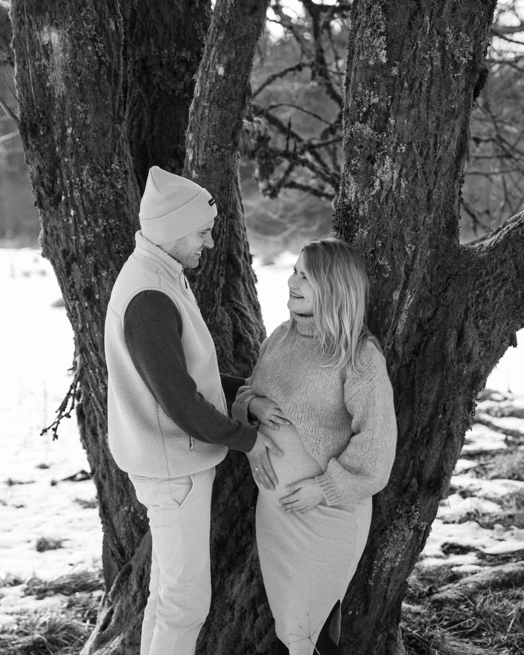 Bevor es so richtig Frühling wird, will ich euch noch die Bilder von M&F zeigen. Mittlerweile sind die zwei schon zu dritt ❤️.
Ich durfte die beiden schon bei ihrer wunderschöne Winterhochzeit im @sippelshof begleiten. Jetzt das Babybauchshooting im Schnee und ganz bald das Newbornshooting.
Ihr seid gerade schwanger und denkt über ein Babybauchshooting nach - meldet euch gerne bei mir, ich schick euch alle Infos dazu.