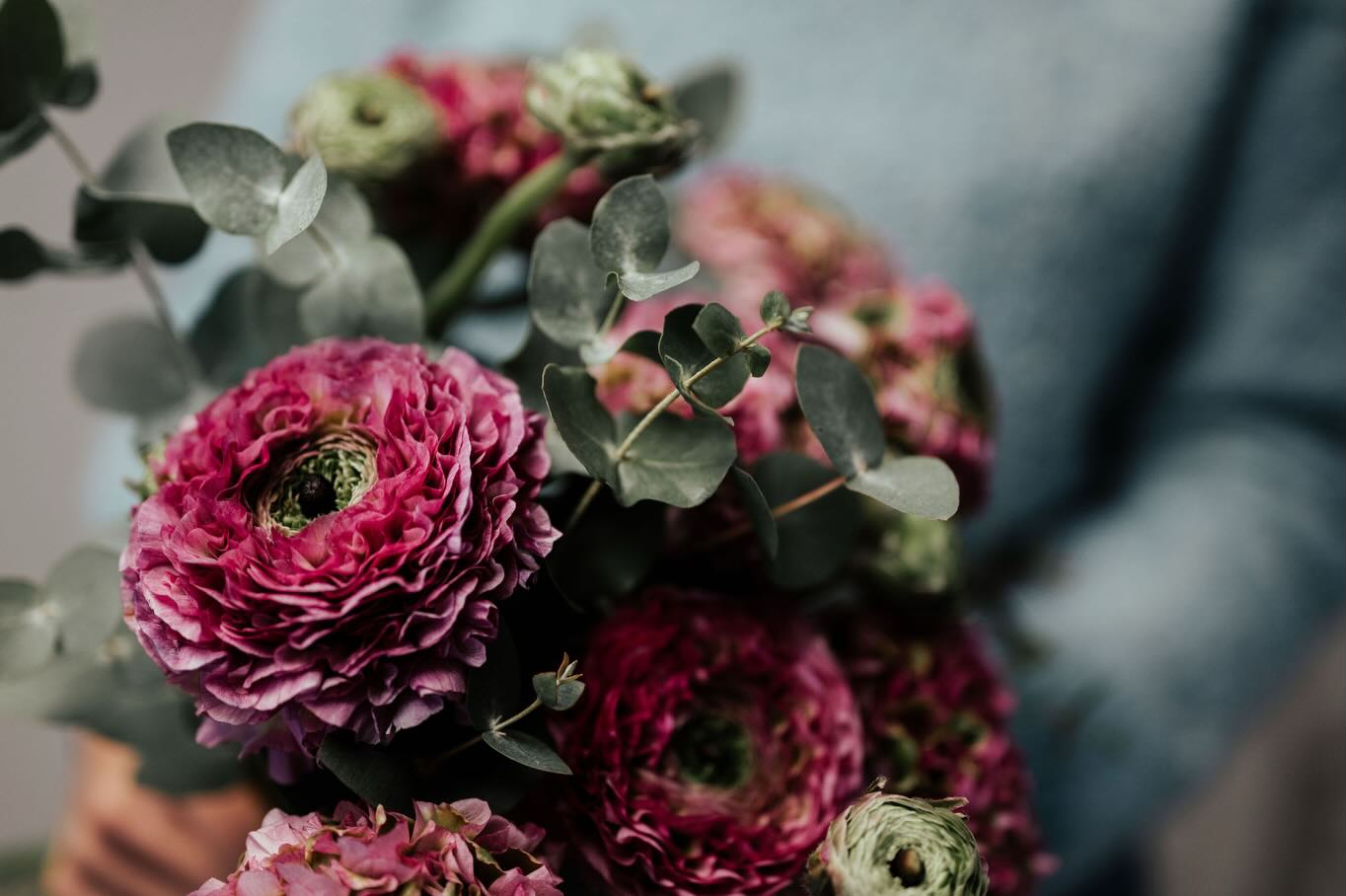 Die coolen Ponpon Ranunkeln fallen durch ihre aussergewöhnliche Blütenform sofort ins Auge. Generell ist die Ranunkel eine sehr haltbare Schnittblume - ich liebe sie.
📸 @beka.fotografiert
#schnittblume#schnittblumen#ranunkelblüte #ponponranunkeln#blumenstrauss
RANUNKELN
FLORISTIN
BLUMENSTRAUSS
BLUMEN
BLUMENSTIL
