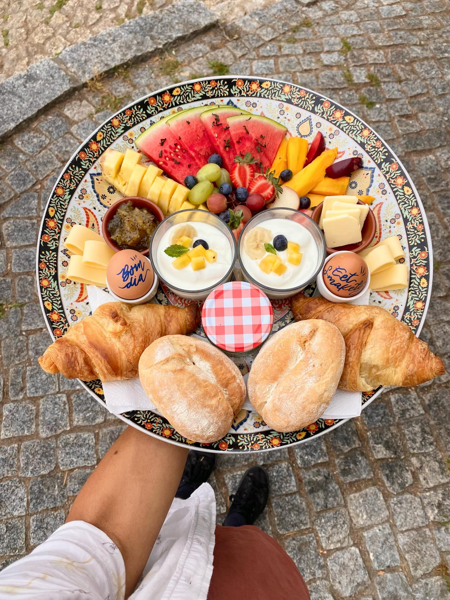 Breakfast for 2? Or 3,4,5,6 people? Possible at Deveza!
Even if you don’t book your breakfast included, you can still order it during your stay.
Delivered at the doorstep of your accommodation during your summer holidays 😘
.
#glampingportugal #breakfastservice #summerholidays #smallscale