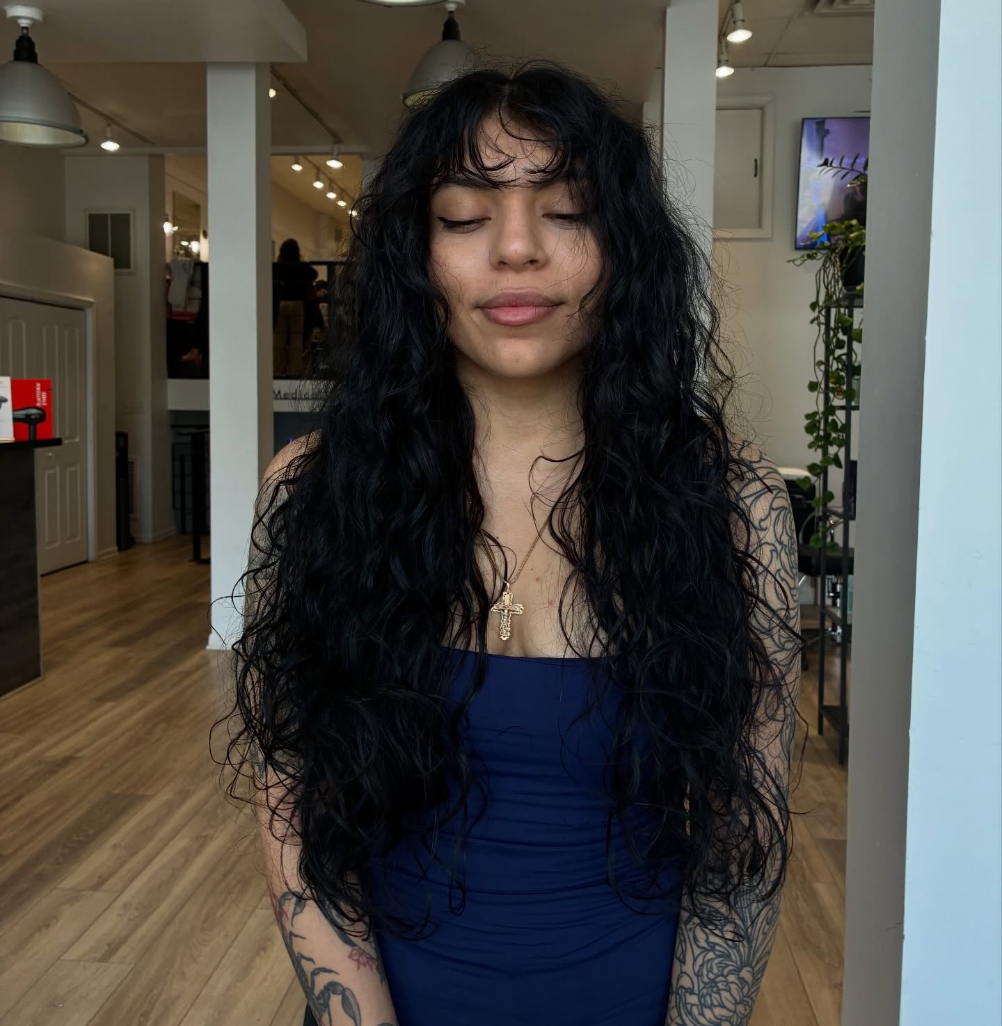 She has curls for days! 💚
Our guest came in for a haircut to enhance her natural curls and our stylist @marilynaaliyahhair really nailed it!!
Looking for a good textured haircut? Book using the link in our bio for 24/7 online booking or call 📞 773.525.8800
#robertjeffreylakeview #robertjeffreysalon #lakeviewsalons #lincolnparksalons #roscoevillagesalon
Sustainable Salon | Eco Friendly Salon | Lakeview East Salon | Textured Hairxut | Low Maintenance Hair