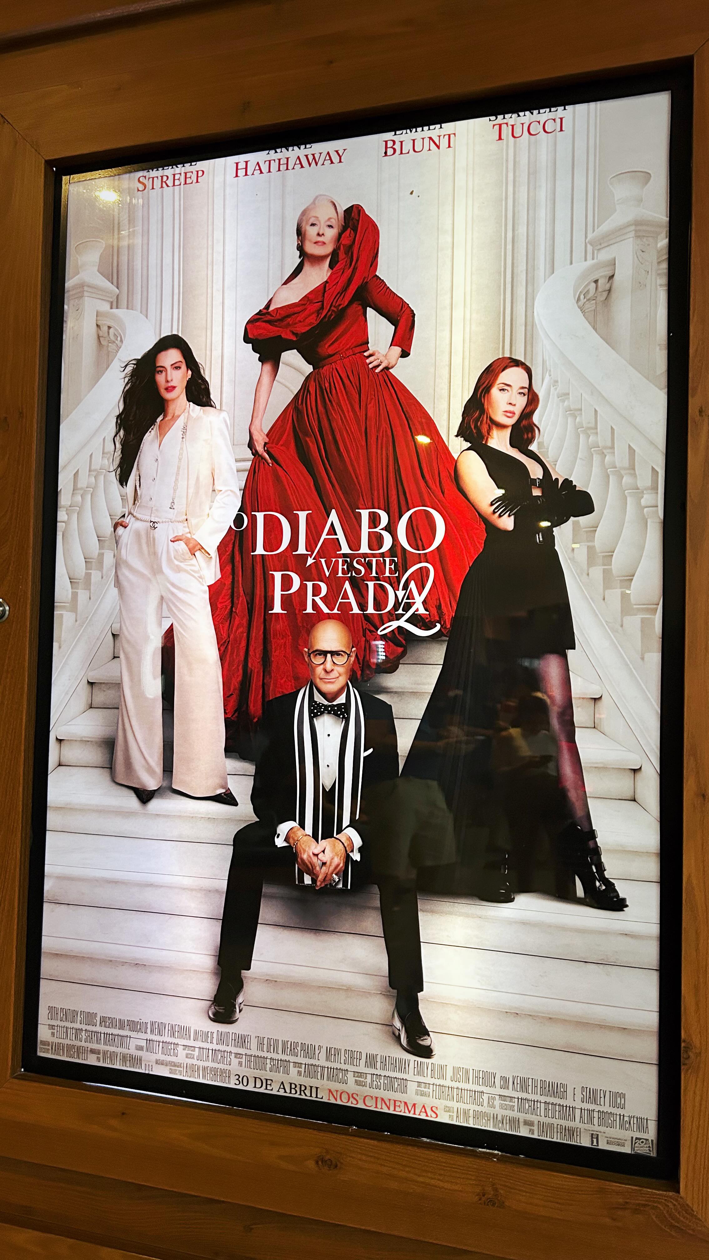 O Diabo Veste Prada nunca foi só sobre moda, por trás dos blazers, gravatas, alfaiatarias e cores sóbrias, existe uma construção de imagem muito estratégica. Os looks das personagens ajudam a transmitir autoridade, influência e poder, mas sem abrir mão da feminilidade. E é isso que torna o figurino tão interessante: o equilíbrio entre estrutura e expressão, a imagem comunica antes mesmo da fala, e quando entendemos os códigos visuais por trás dela, começamos a nos vestir com mais intenção, e não apenas pela estética. Qual look do filme mais te marcou? 👀👠