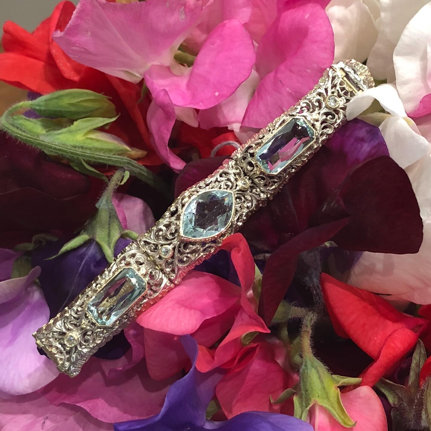 Aquamarine and diamond bracelet in silver and gold circa 1930. Probably American in origin with fabulous engraved work to the reverse.
Perfect weekend wear 🩵
#stepintospring #aquamarine #antiquejewelry #antiquejewelryaddiction #wristcandy