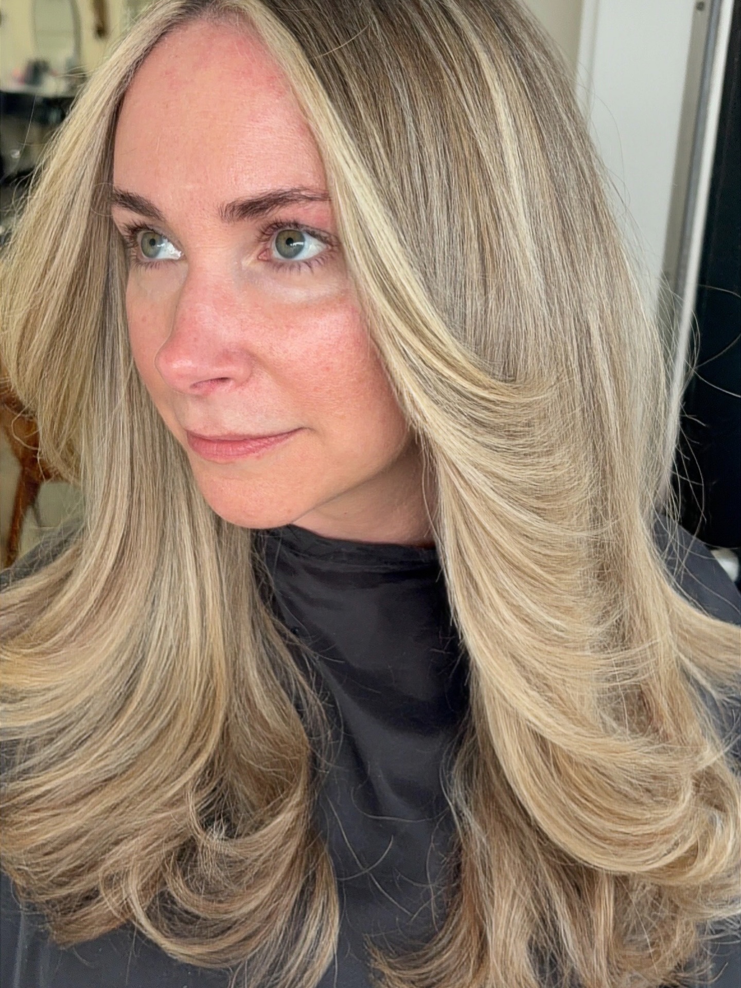 High-impact, low-maintenance.
This custom partial foil by Heather creates a seamless blonde that grows out effortlessly.
Luxurious color designed to last months, not weeks 🤍